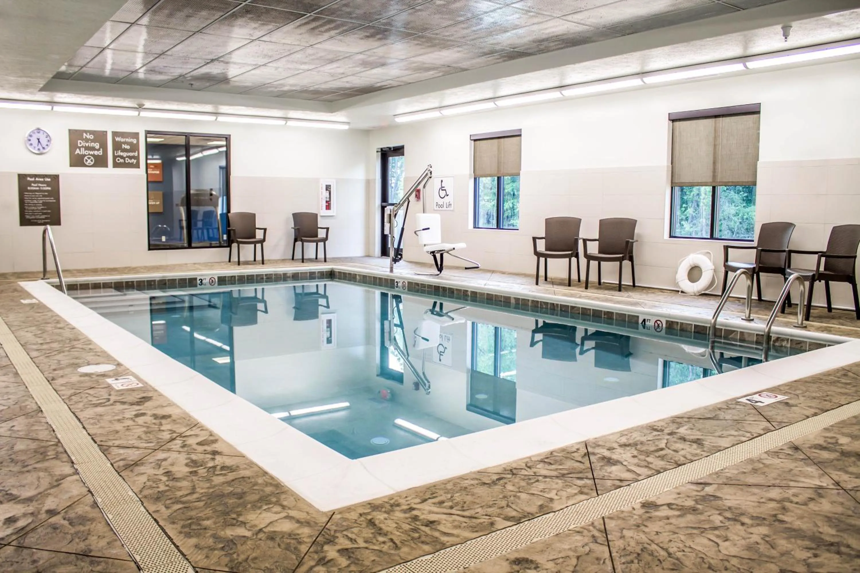 Swimming pool in Comfort Suites Hartville-North Canton