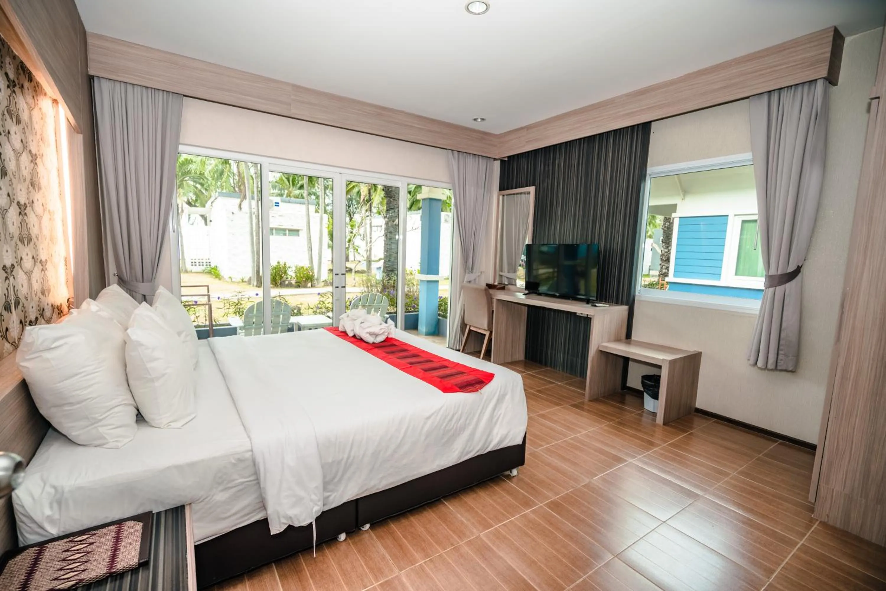 Guests, Bed in Chaolao Tosang Beach Hotel