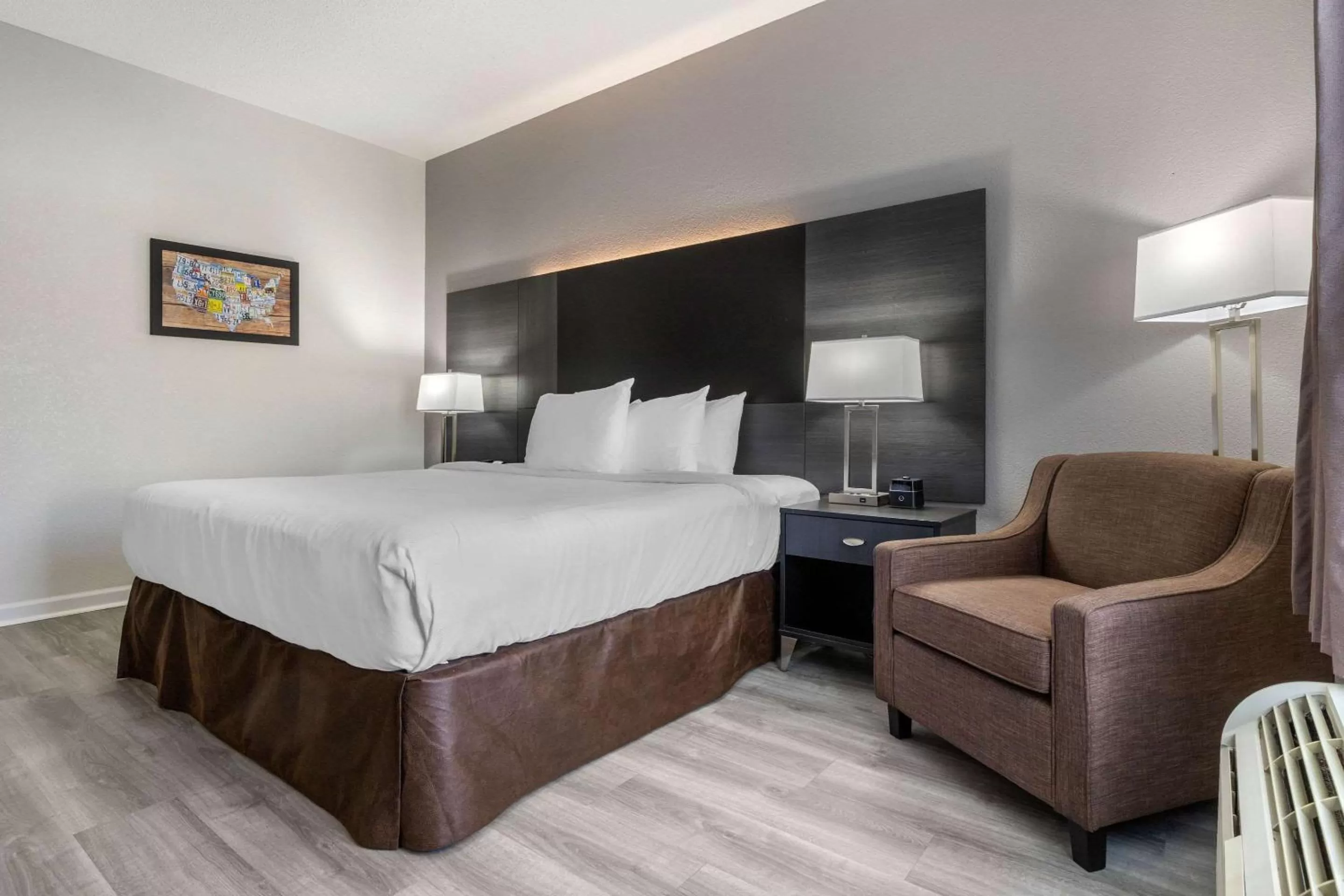 Photo of the whole room, Bed in Econo Lodge at the University