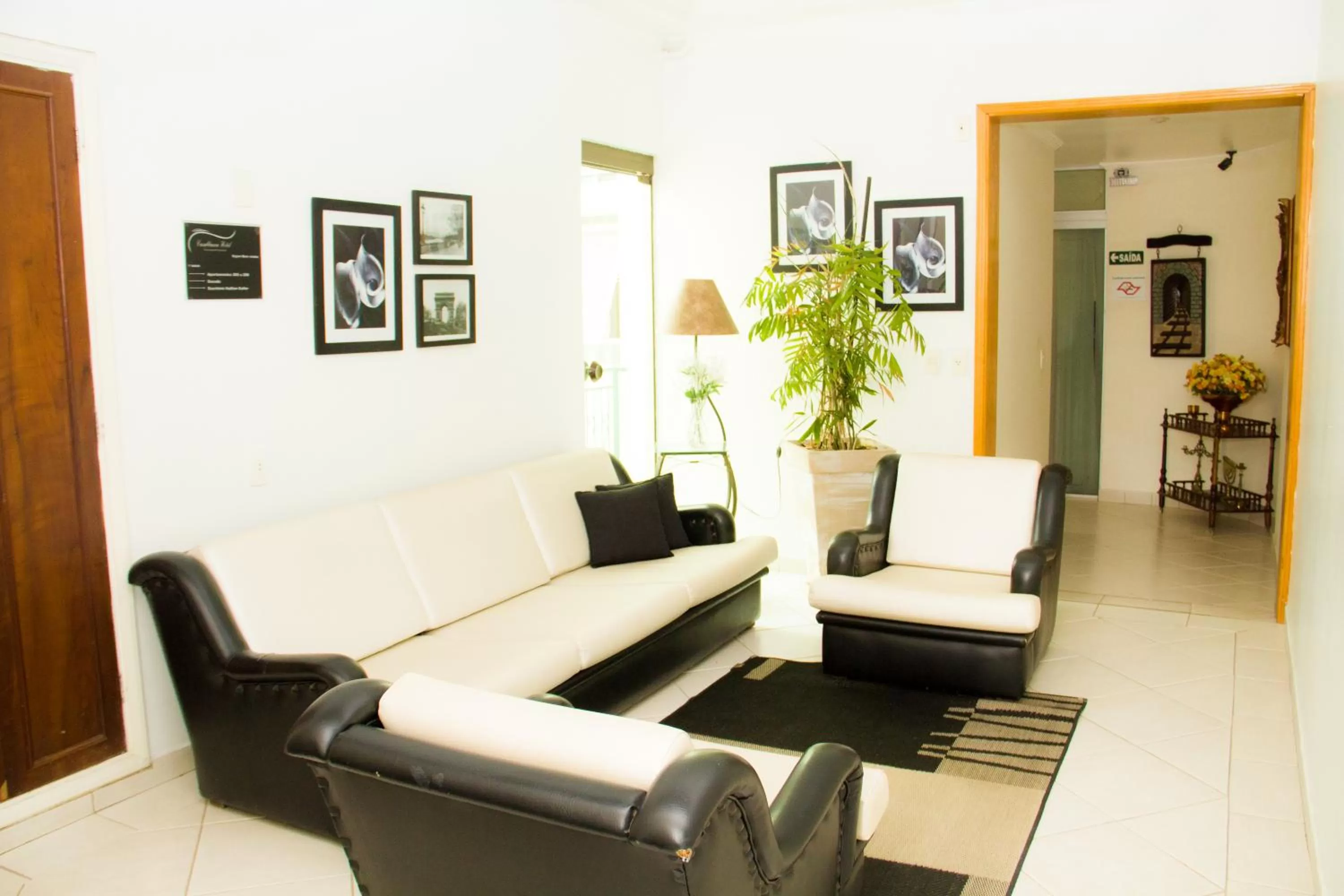 Communal lounge/ TV room, Seating Area in Hotel Casablanca