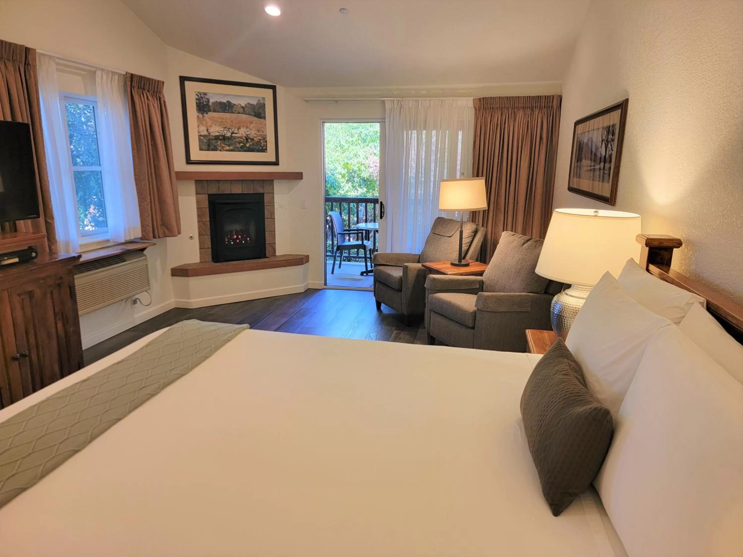 Deluxe King Room with Fireplace in El Pueblo Inn