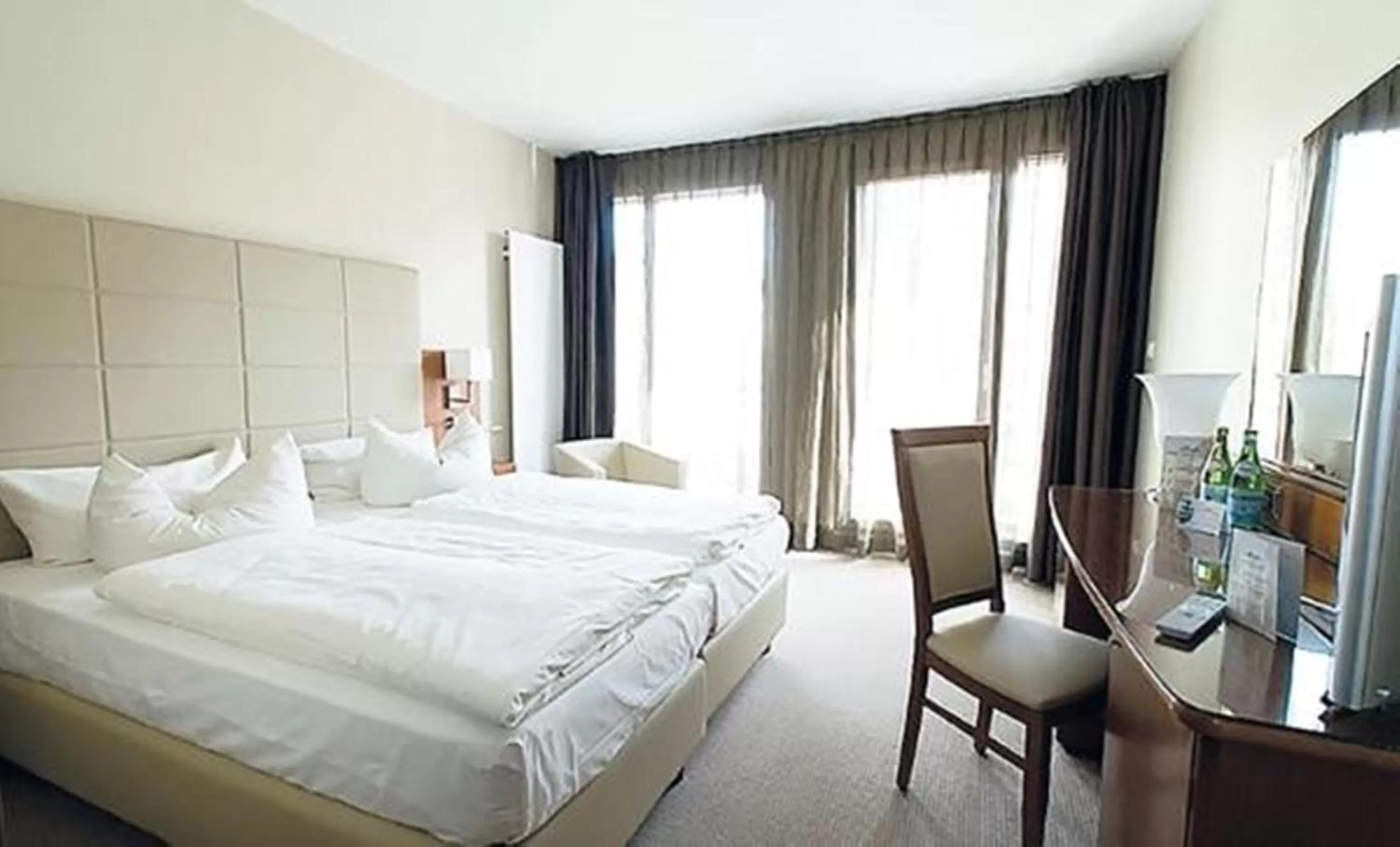 Photo of the whole room, Bed in Hotel Am Blauen Wunder