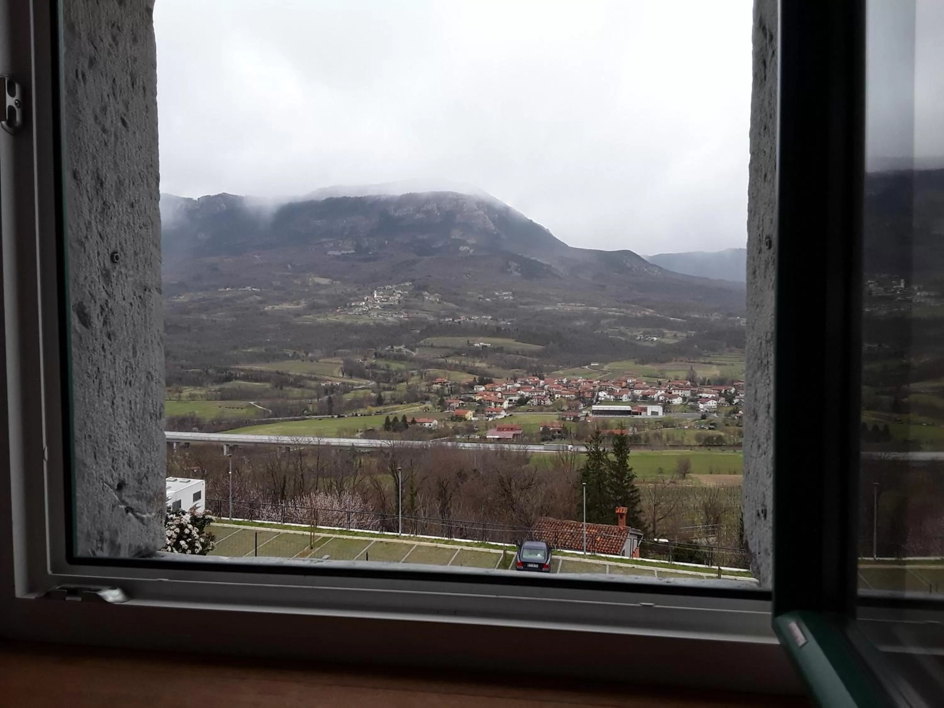 Mountain View in B & W KRIŽ