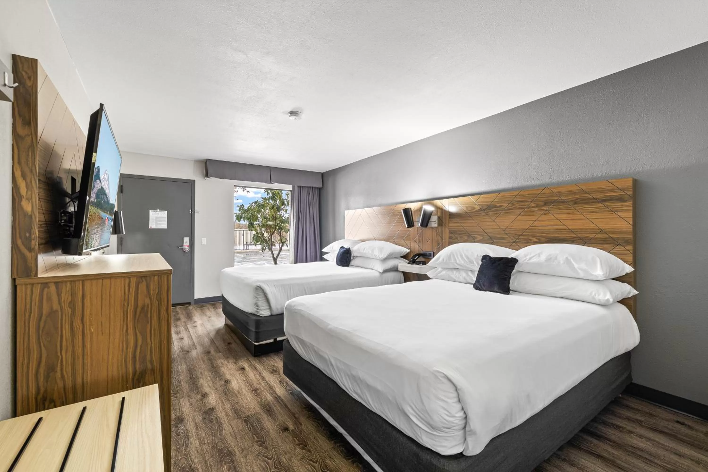 Bedroom, Bed in Red Lion Inn & Suites Deschutes River - Bend