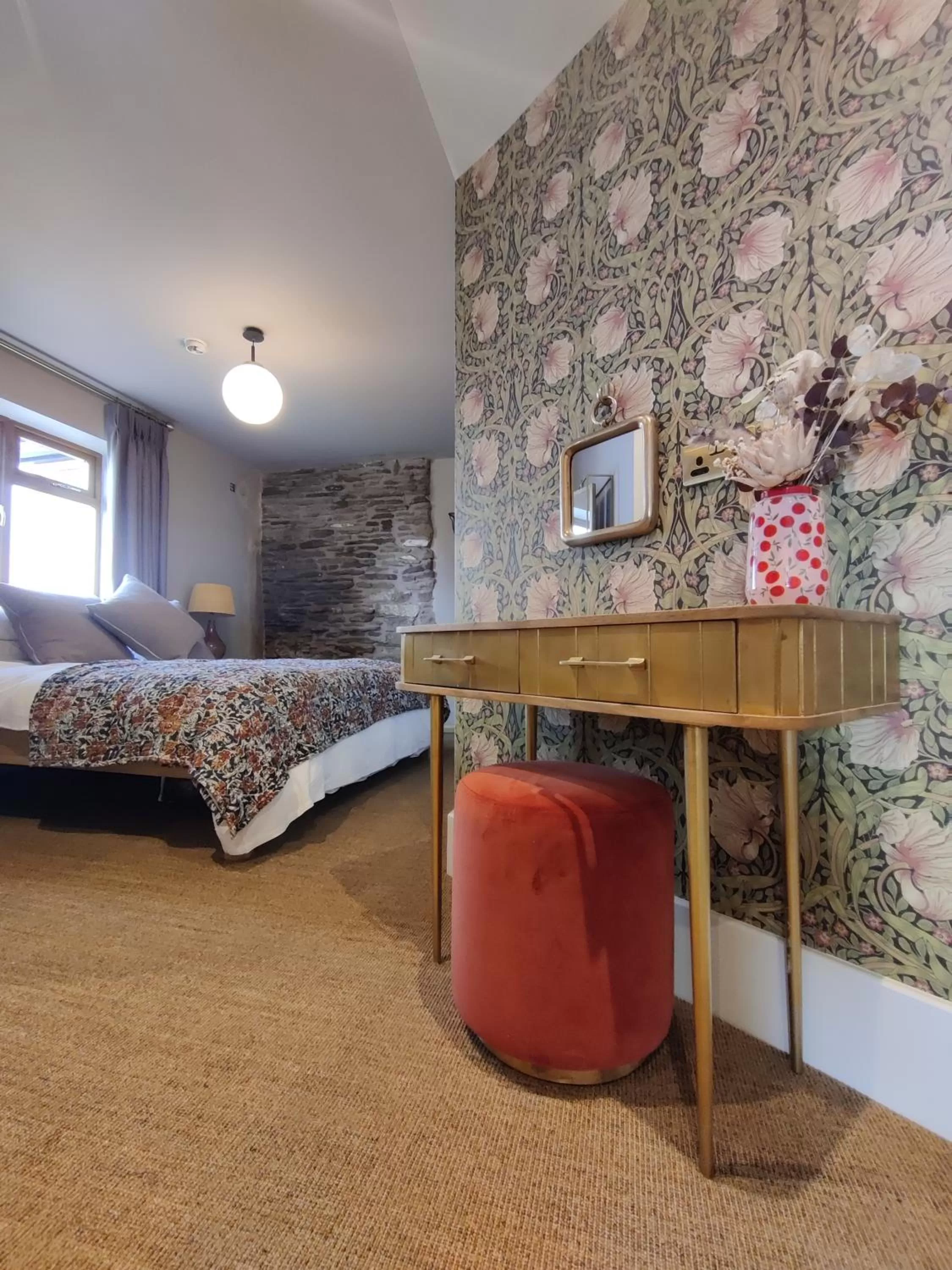 Dining area, Bed in Hanley House