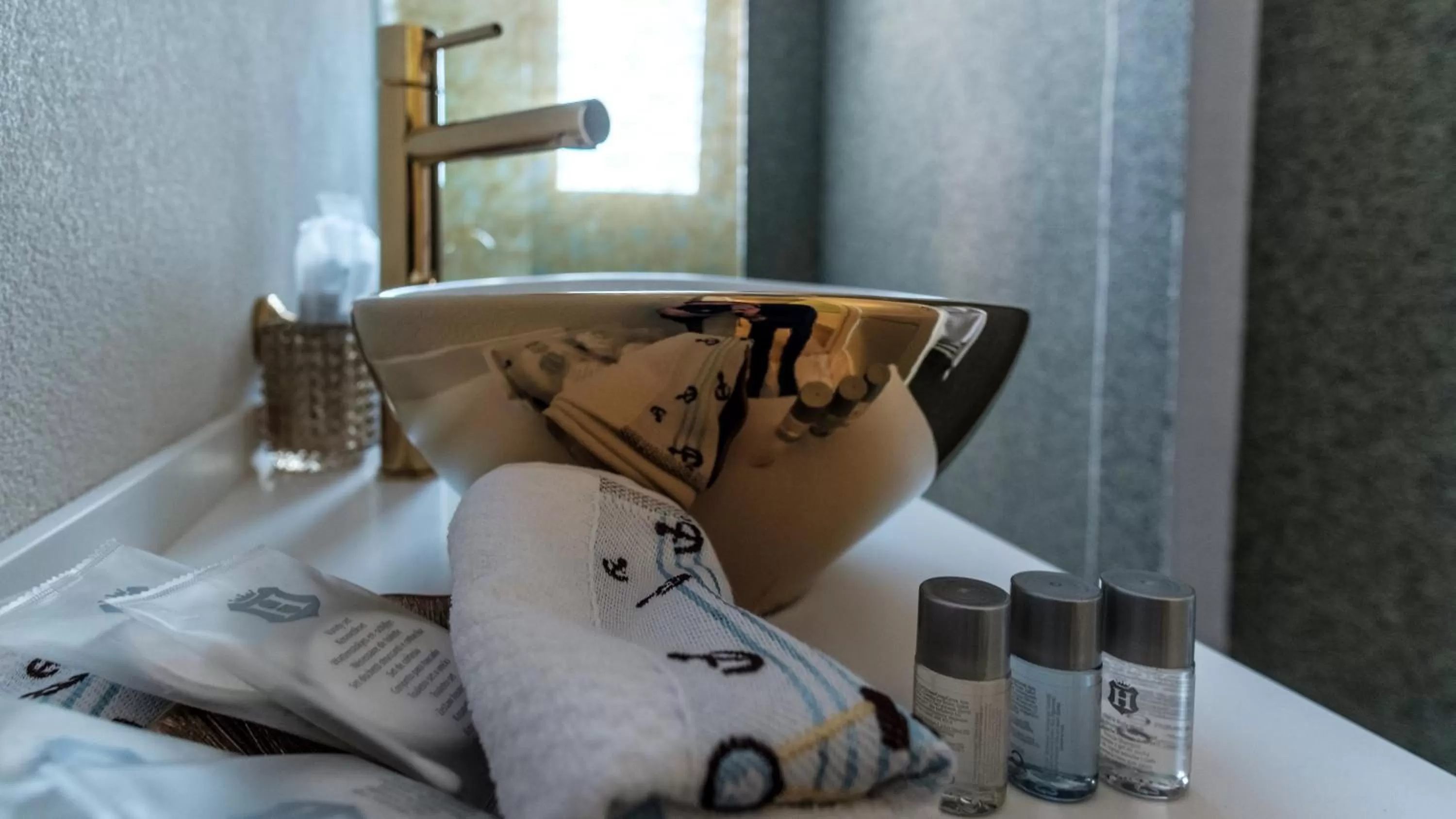 Bathroom, Bed in JMR Royal -Luxury Rooms & Private Sauna