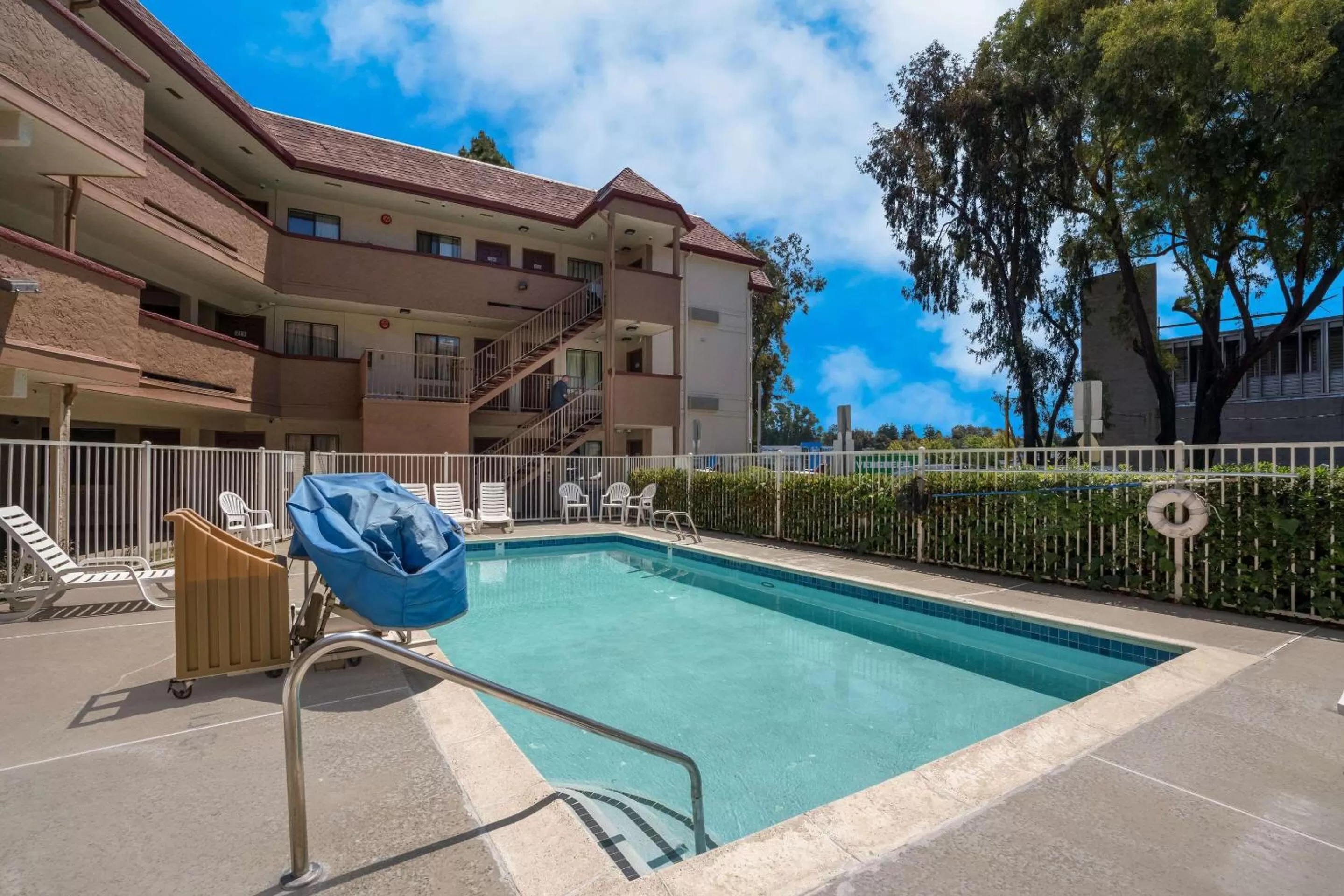 Swimming Pool in Econo Lodge