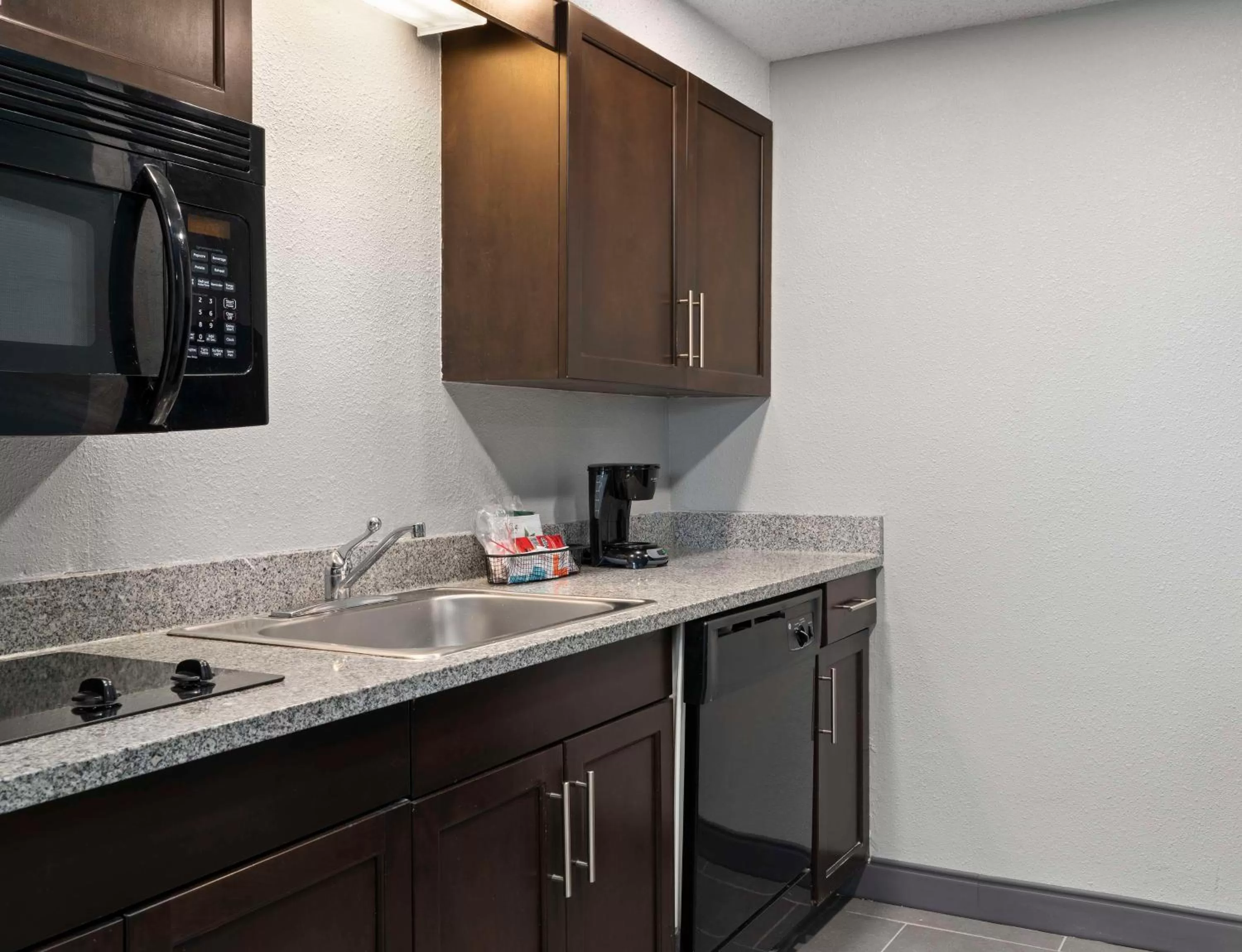 Kitchen or kitchenette in Hampton Inn & Suites Newport News-Airport - Oyster Point Area