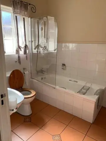 Double or Twin Room with Private Bathroom in A Tapestry Garden Guest House Double or Twin Room with Private Bathroom in A Tapestry Garden Guest House