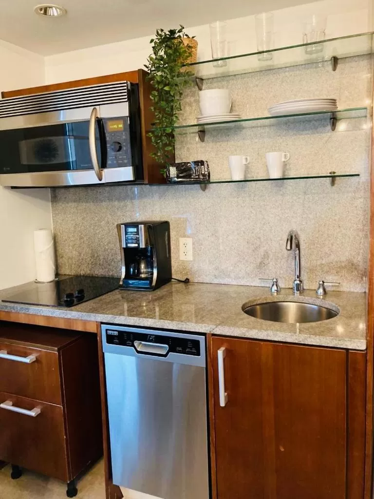 Kitchen or kitchenette, Kitchen/Kitchenette in Suites at The Strand on Ocean Drive