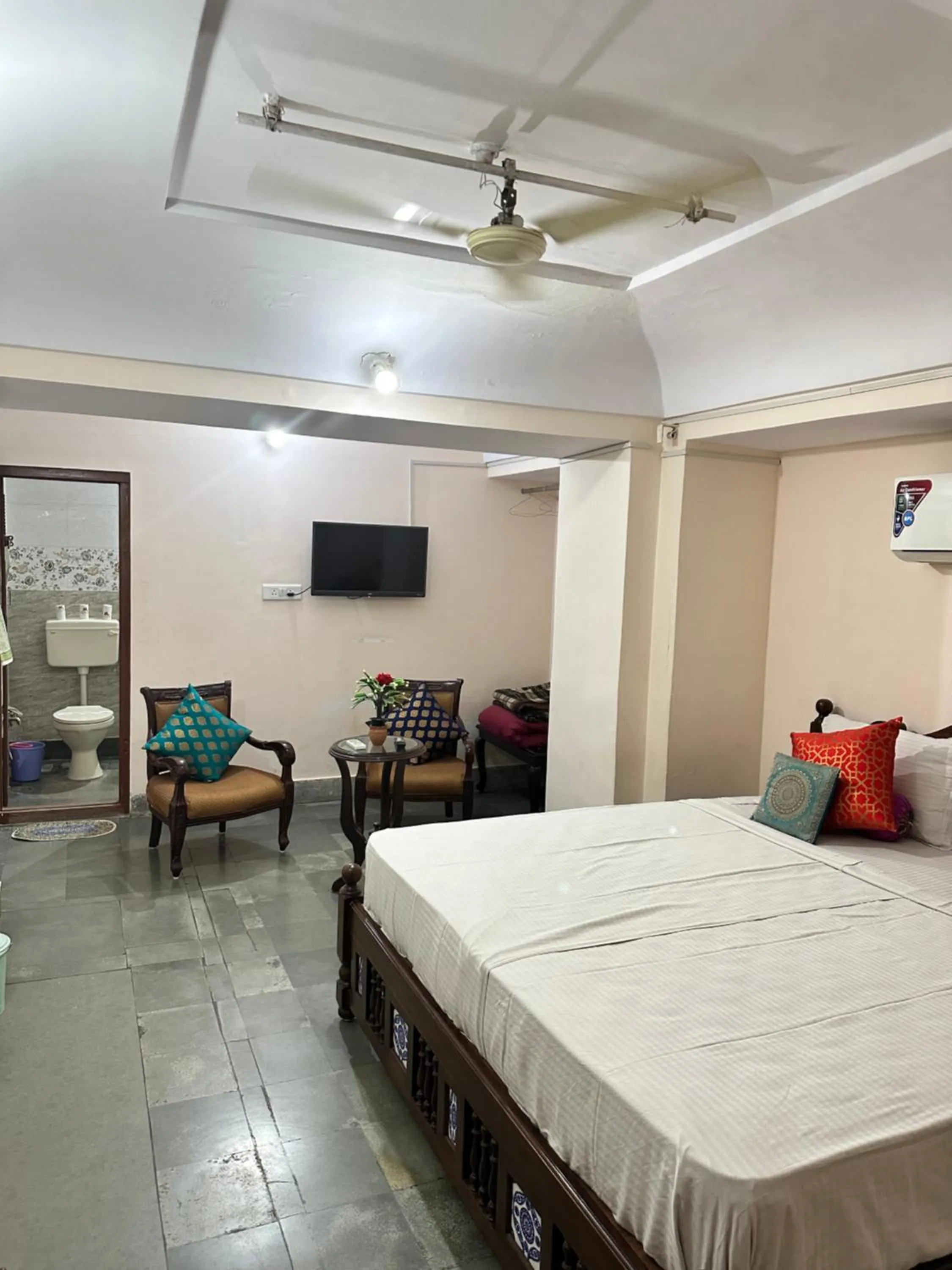 Bed in Rawla Mrignayani Palace