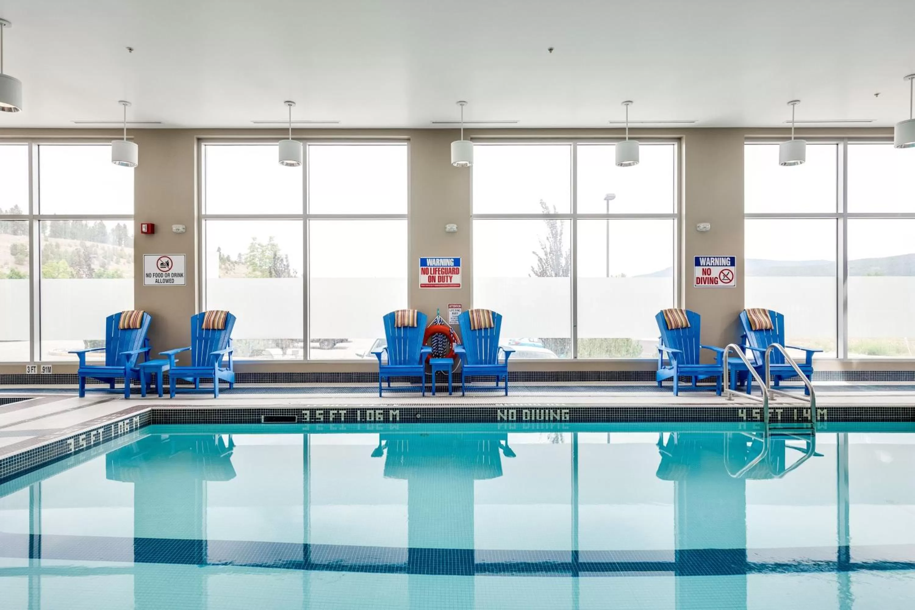 Swimming pool in Four Points by Sheraton Kelowna Airport
