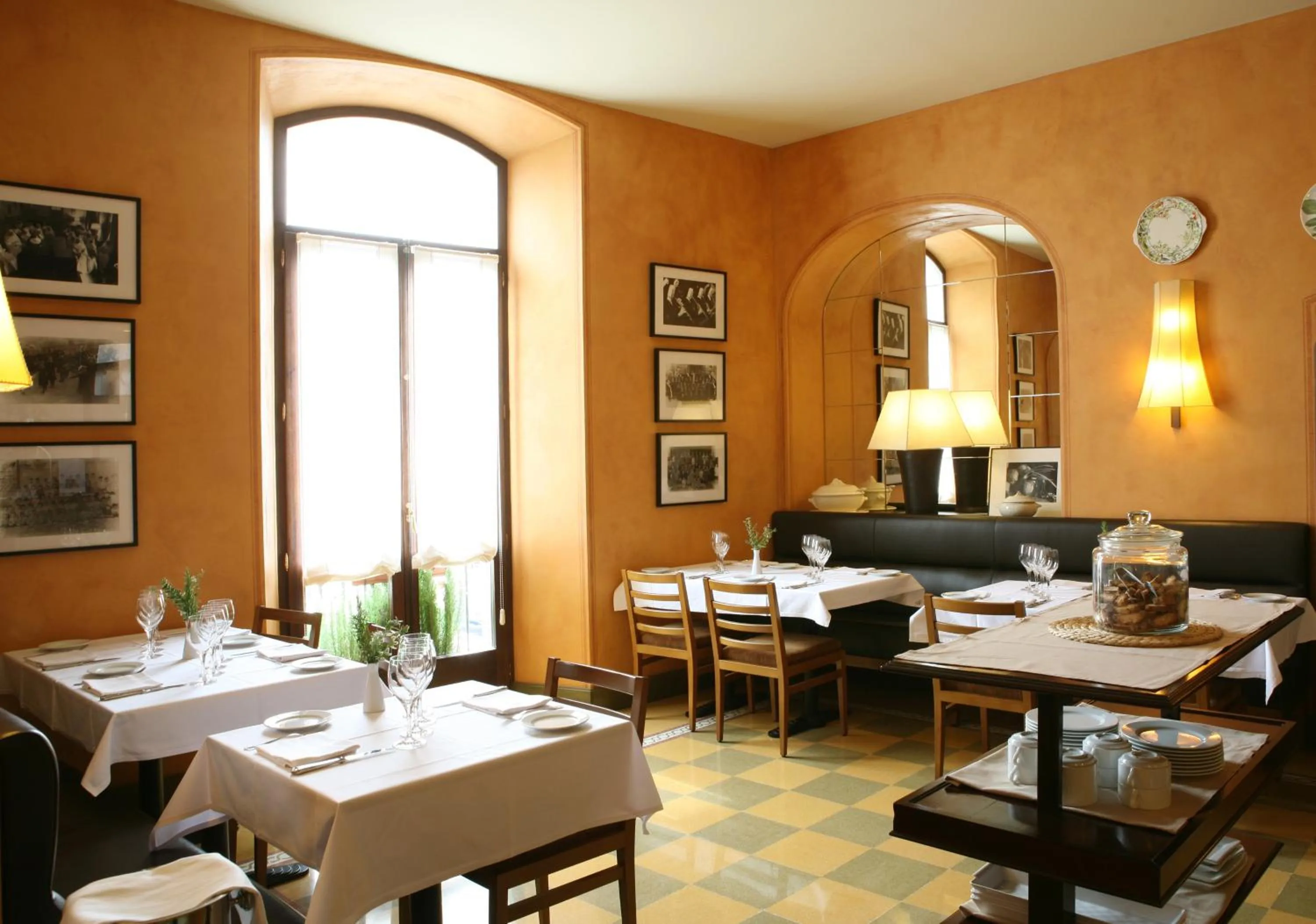 Restaurant/places to eat in Bremon Boutique Hotel by Duquessa Hotel Collection