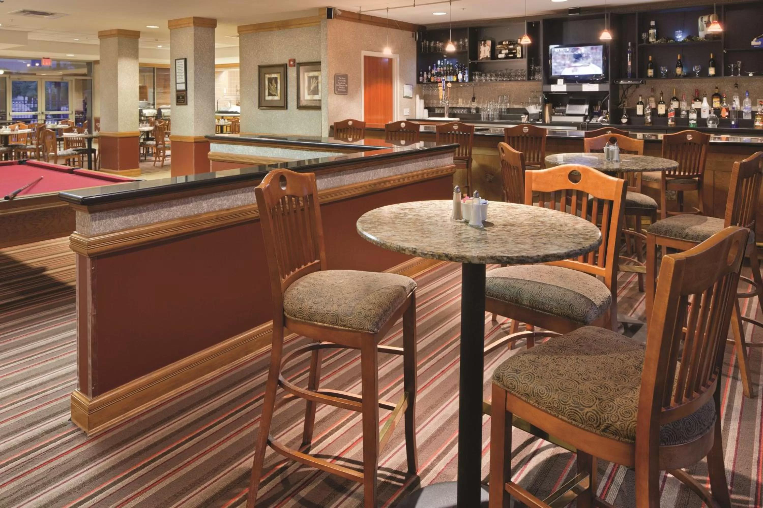 Lounge or bar in DoubleTree by Hilton Dallas-Farmers Branch