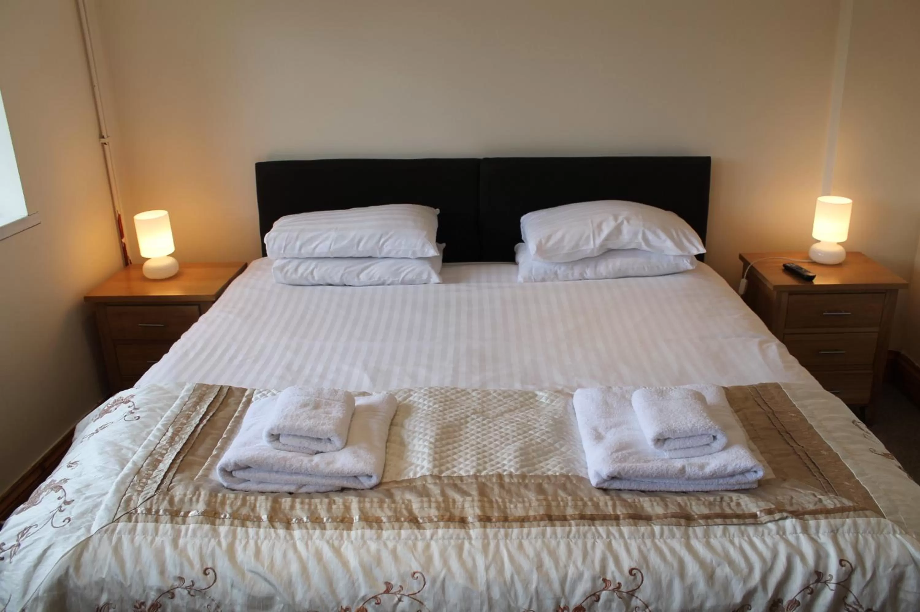 Photo of the whole room, Bed in Old Court Hotel & Apartments