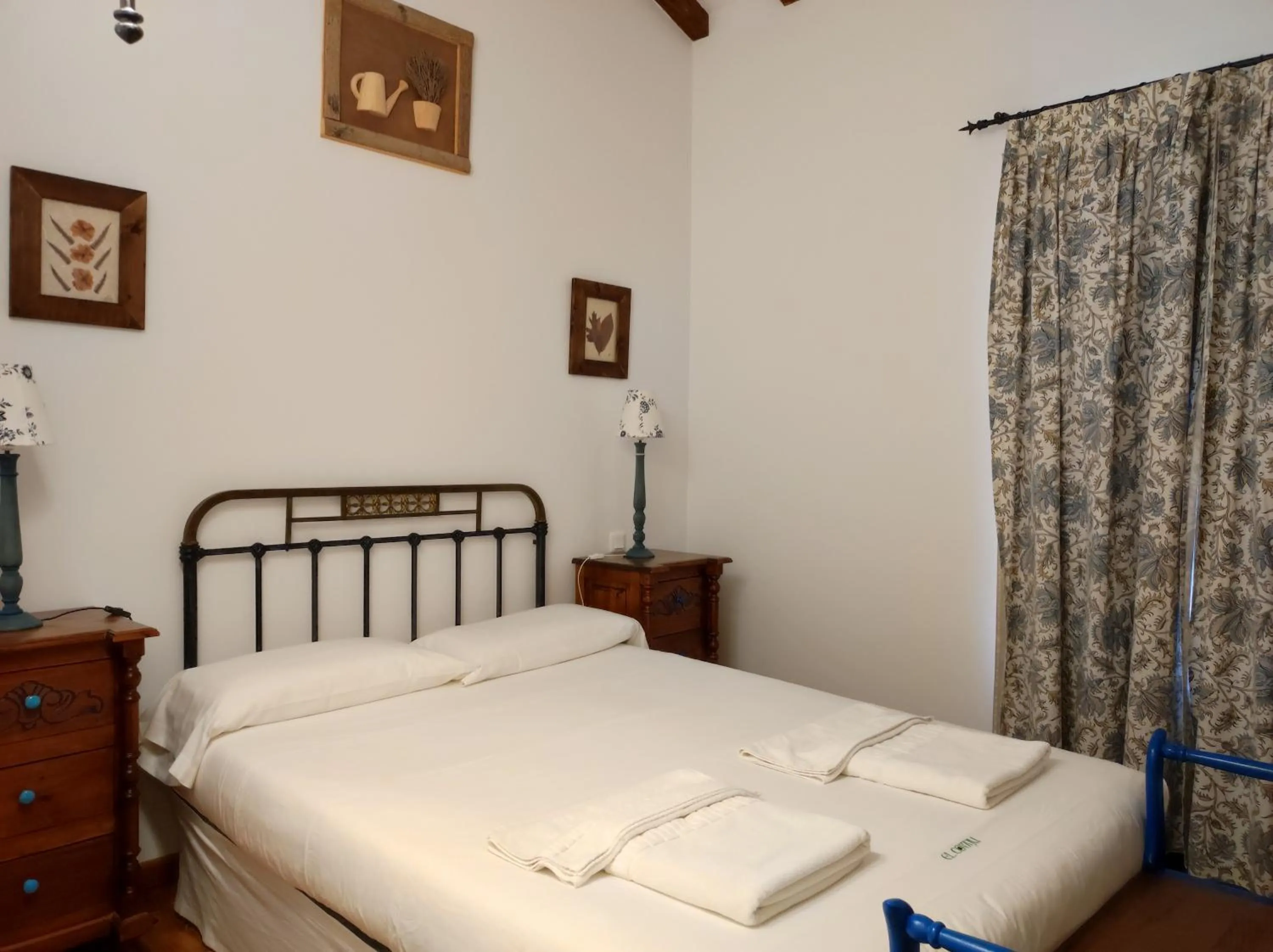 Bedroom, Bed in Viviendas Rurales El Covaju