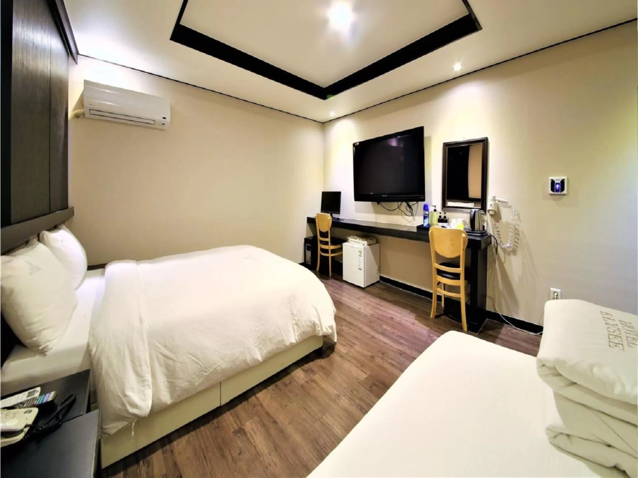 TV and multimedia, Bed in Elysee Hotel