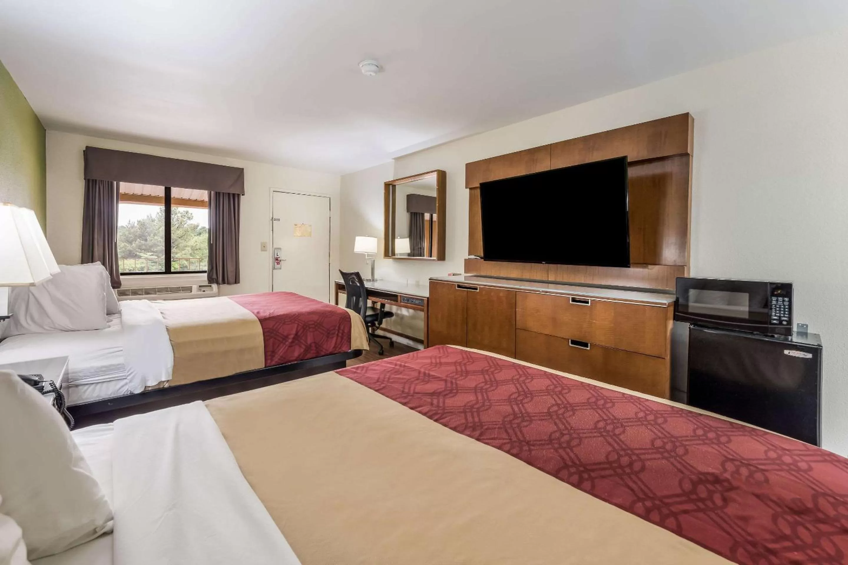 Photo of the whole room, Bed in Econo Lodge Atlanta Airport East