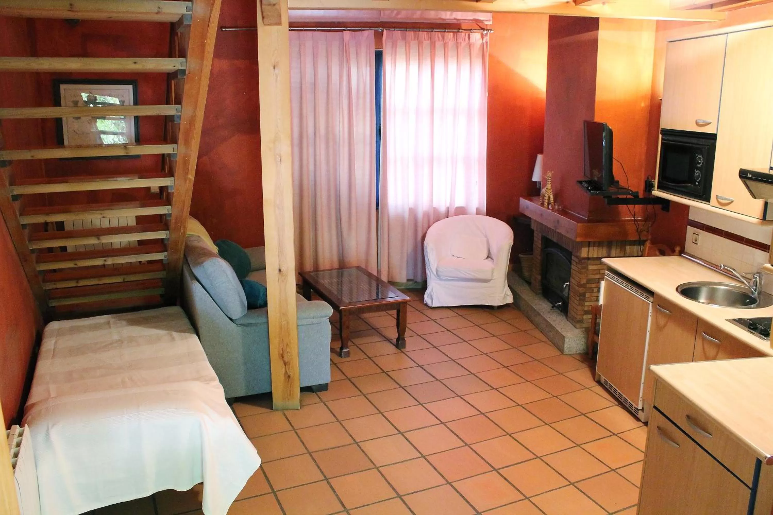 Kitchen or kitchenette, Bed in Hotel Sara De Ur