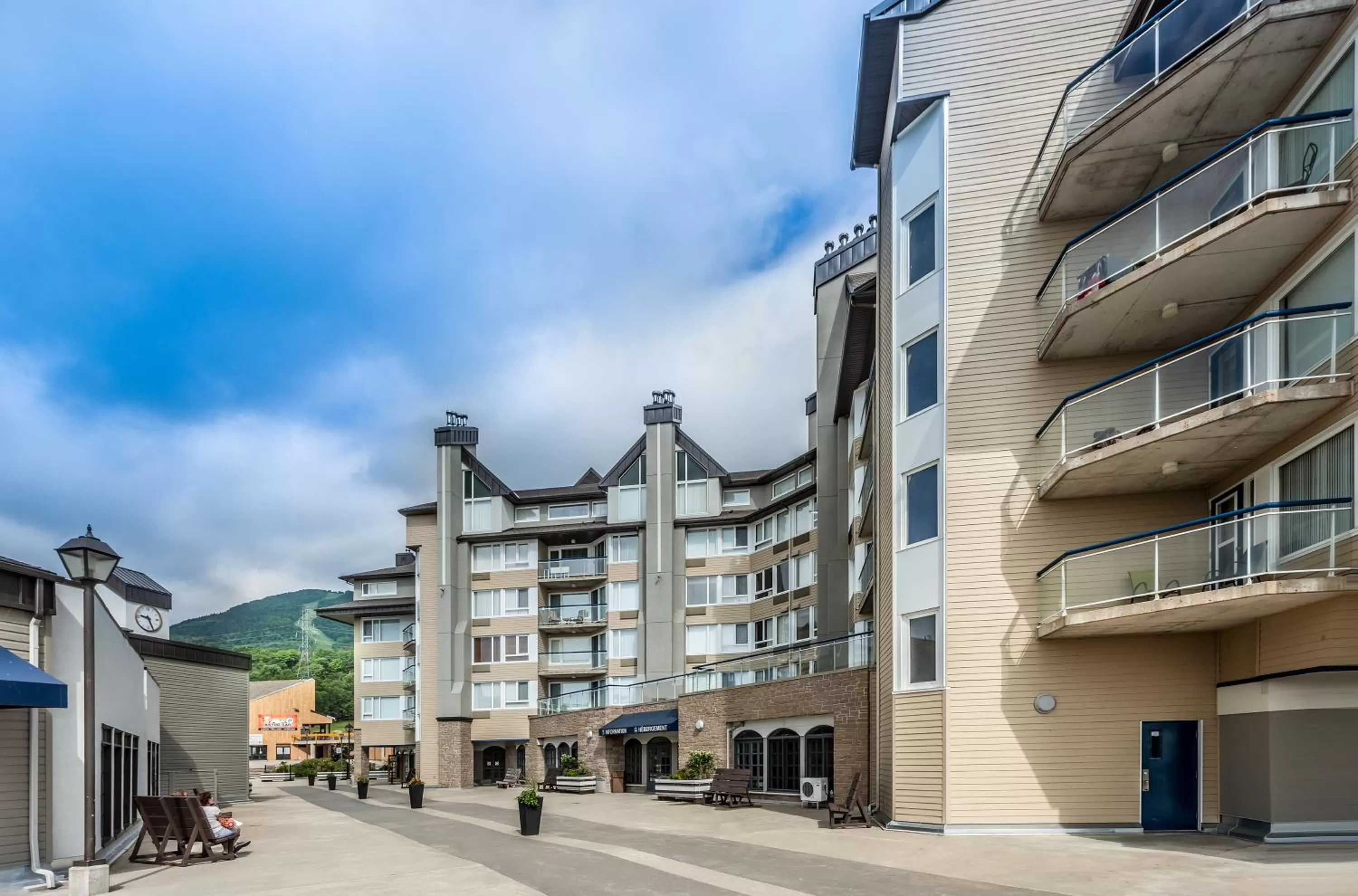 Facade/entrance in Hébergement Mont-Ste-Anne Condos