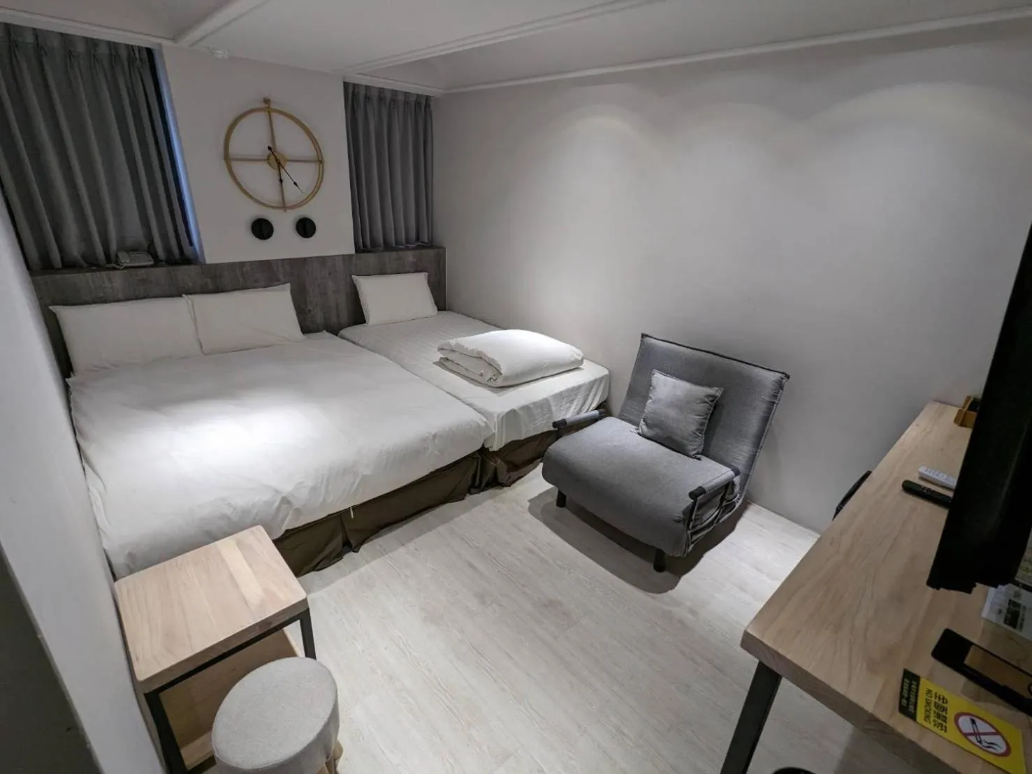 Bed in 亞馨文旅 近東大門夜市 有免費停車場 可自助入住