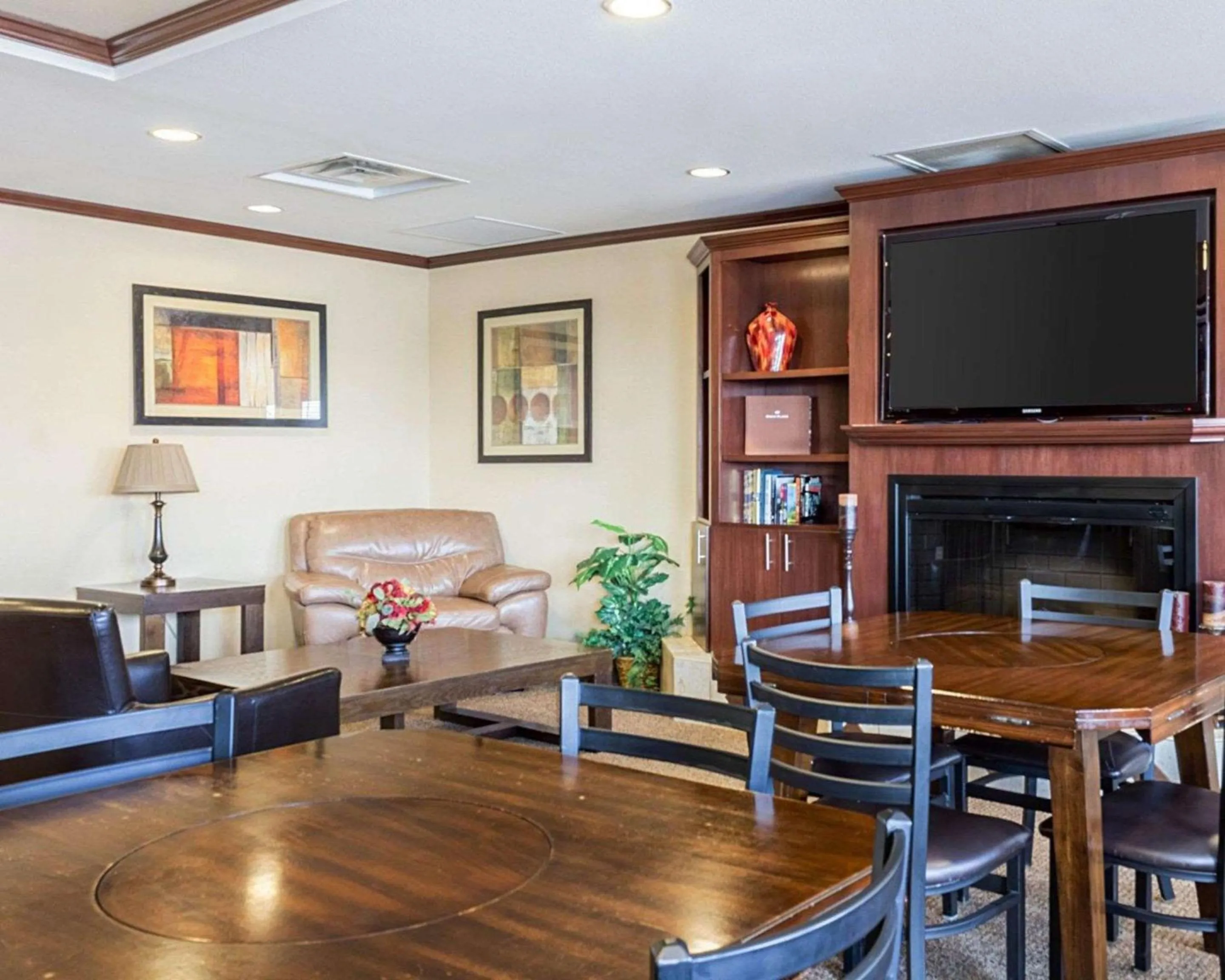 Seating area in MainStay Suites Minot