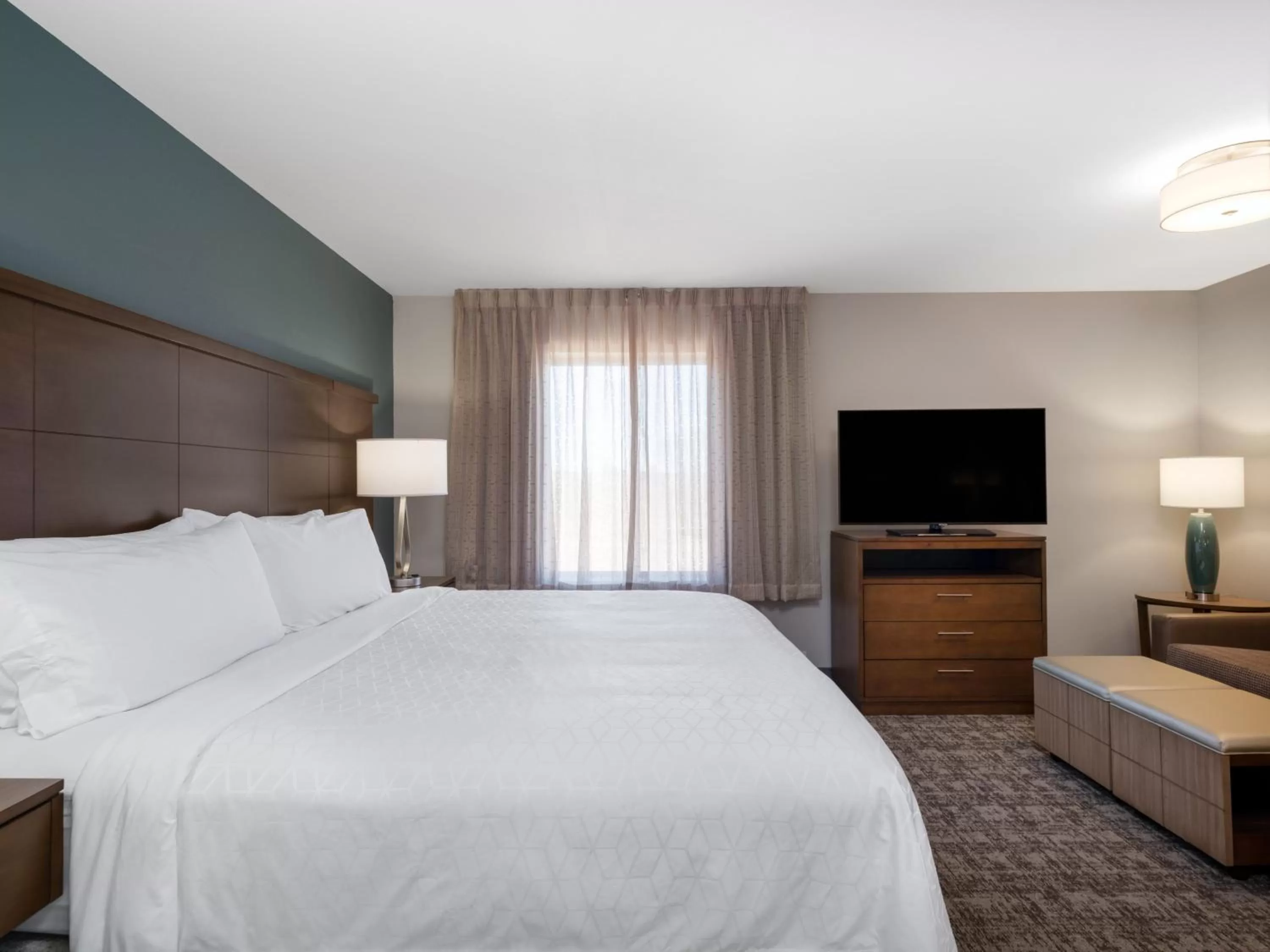 Photo of the whole room, Bed in Staybridge Suites - Sioux City Southeast by IHG