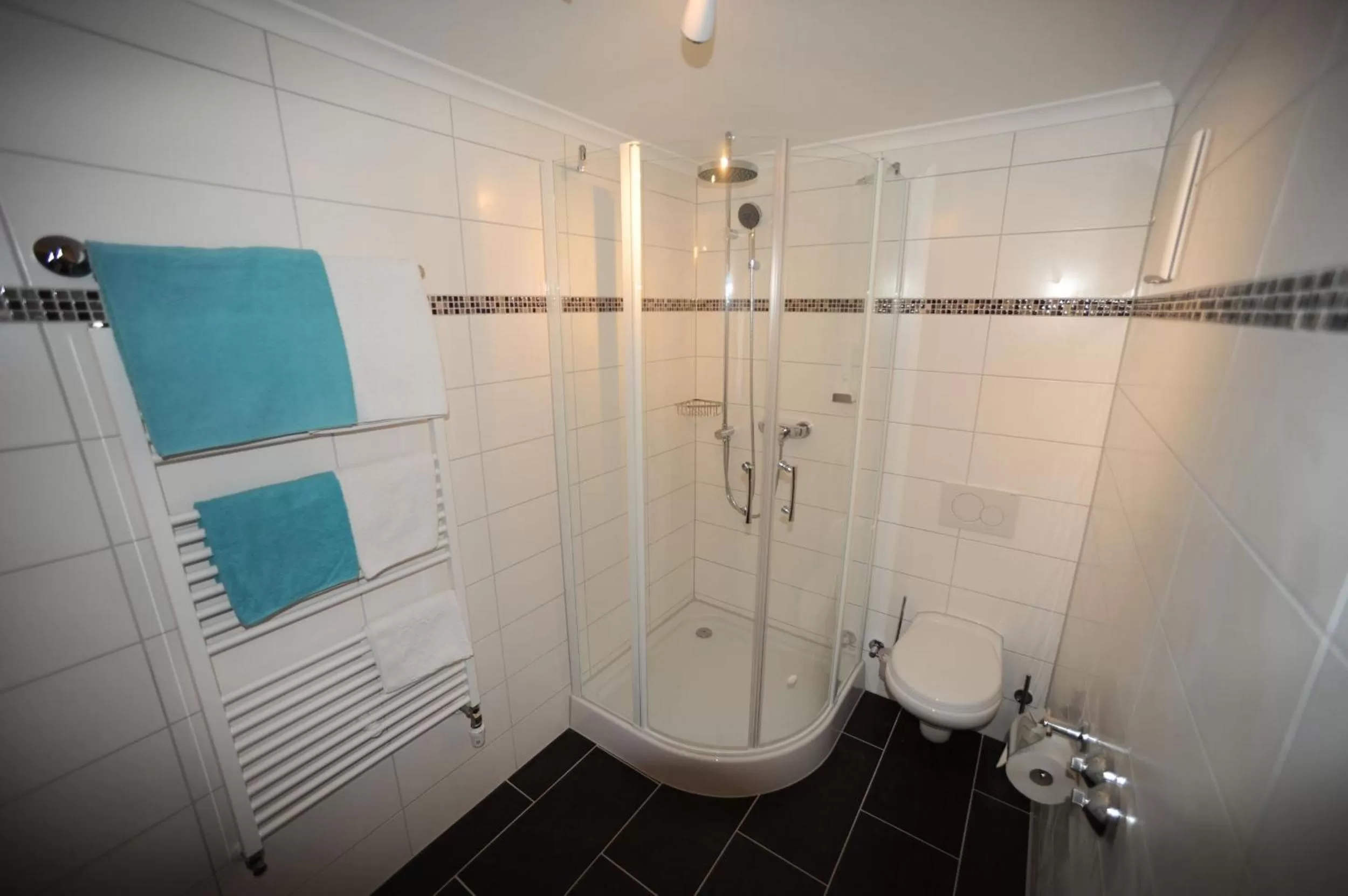 Shower in Hotel Post - regionales großes Frühstücksbuffet - auch GF & LF