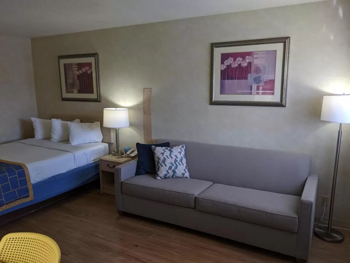 Bed in Days Inn by Wyndham Bullhead City