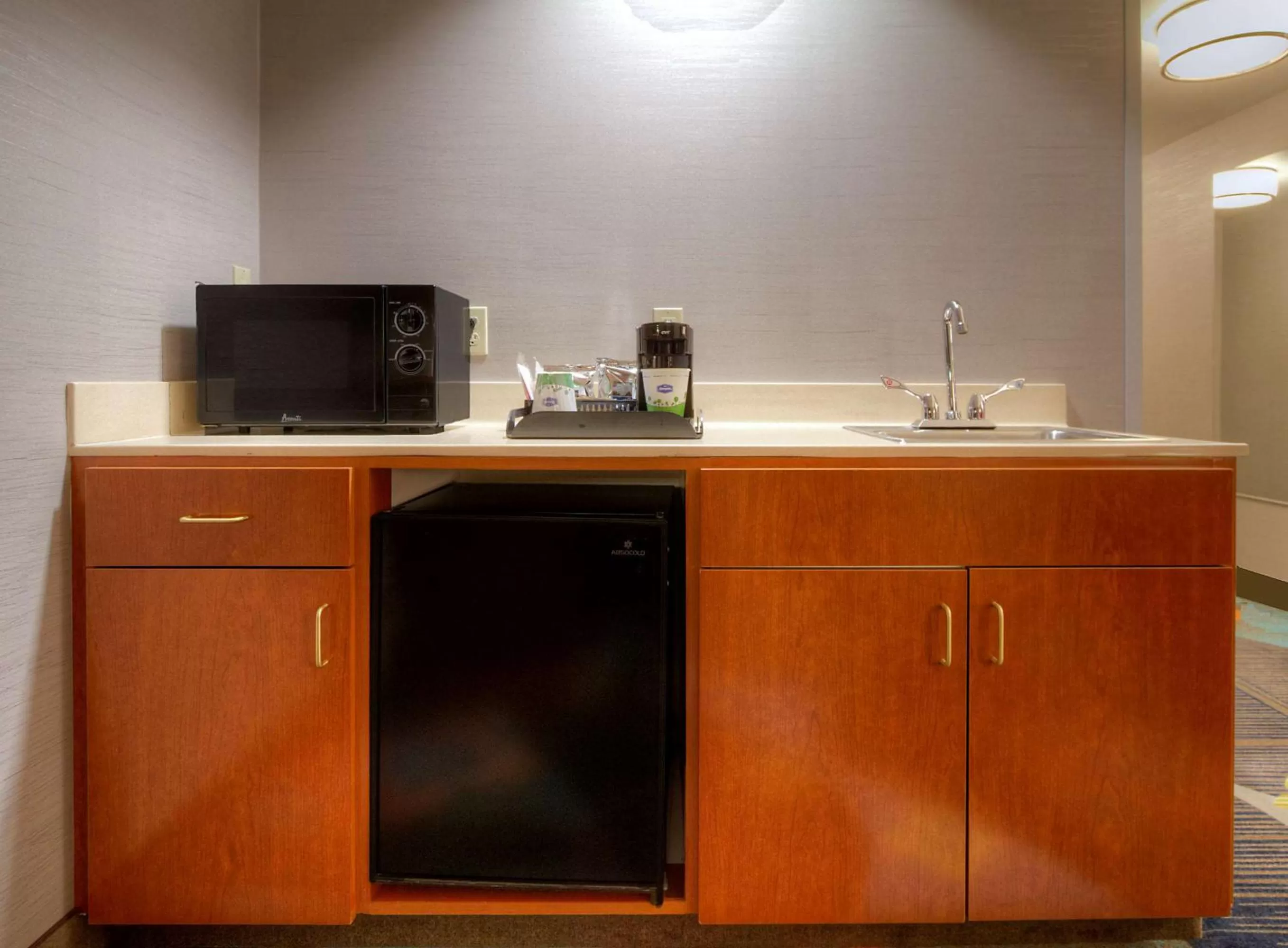 Kitchen or kitchenette in Hampton Inn Milpitas