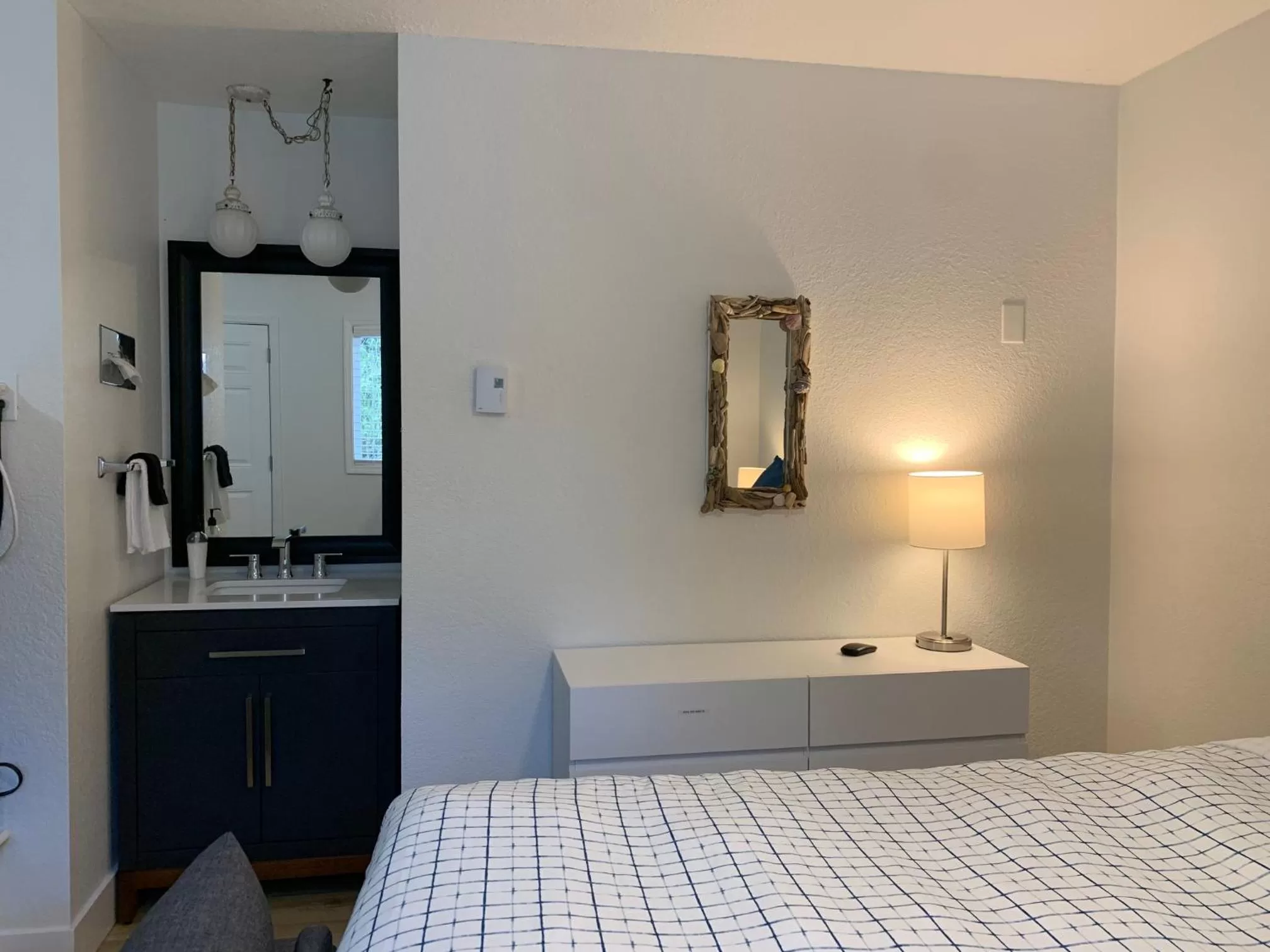 Photo of the whole room, Bed in San Dune Inn