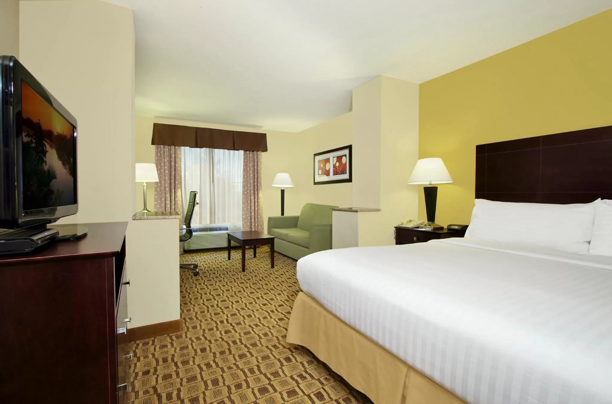 King Room with Tub - Disability Access/Hearing Accessible in Holiday Inn Express Boonville, an IHG Hotel