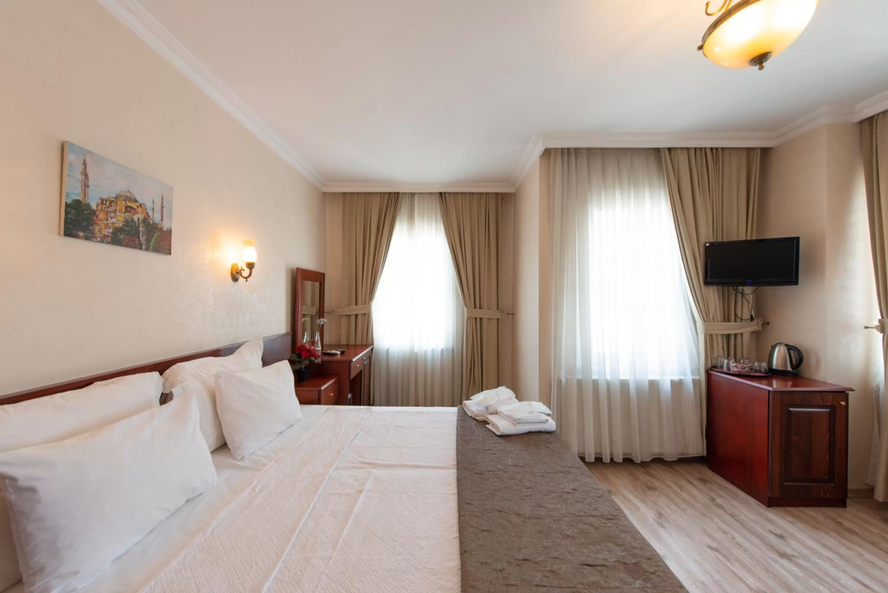 Photo of the whole room, Bed in Sultanahmet Cesme Hotel