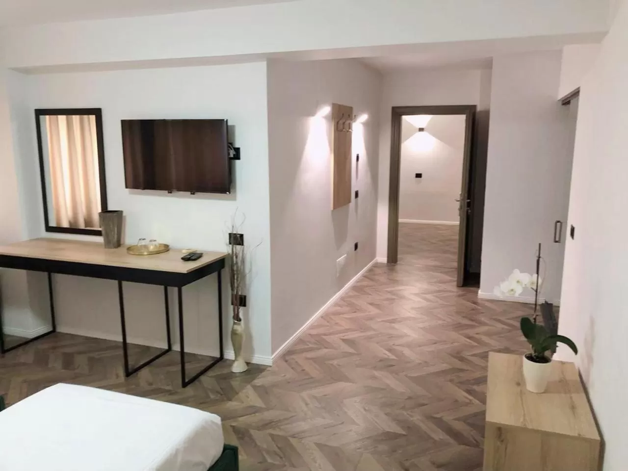 Bed, TV/Entertainment Center in Hotel Lido