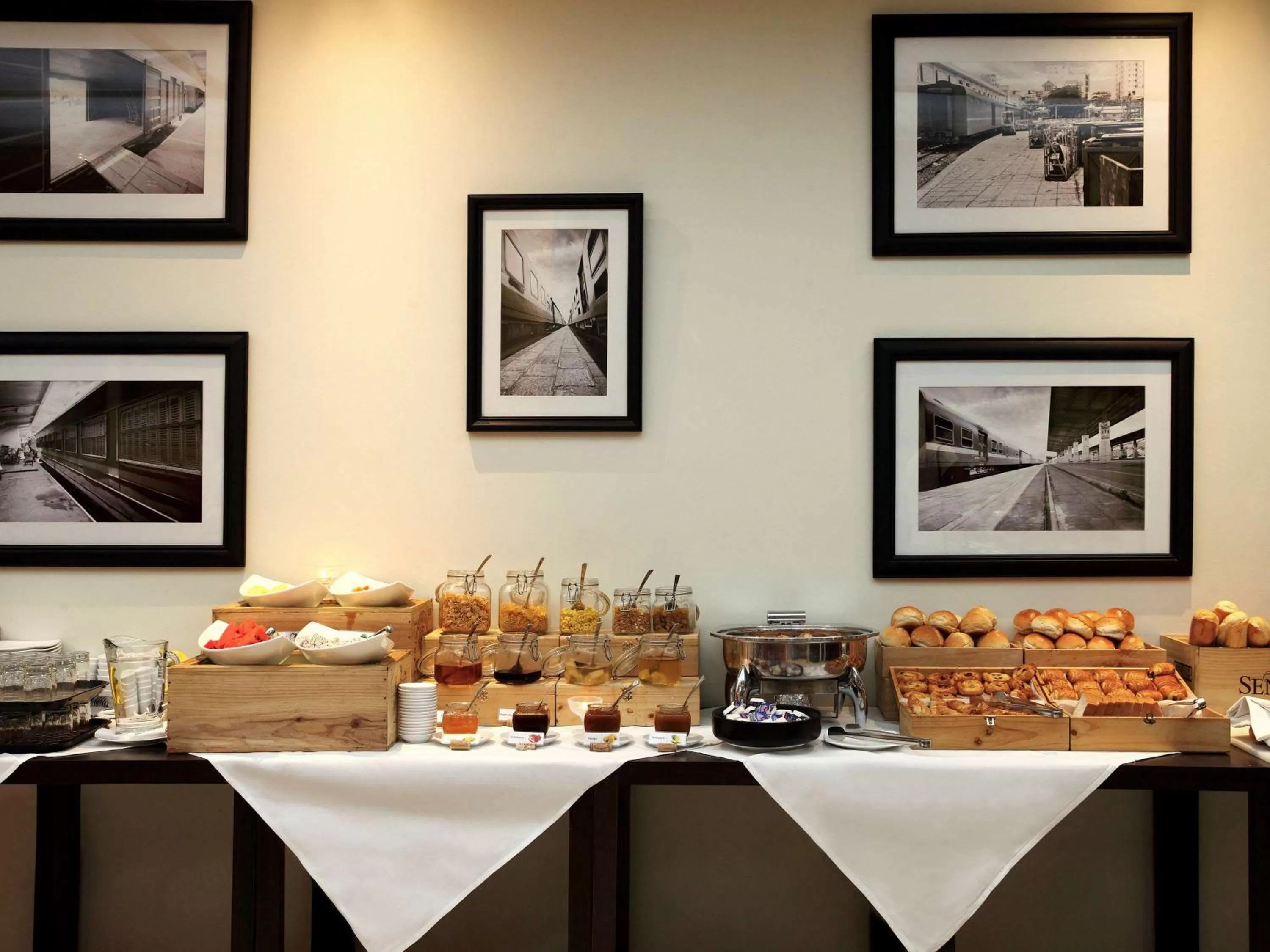 Restaurant/places to eat in Mercure Hanoi La Gare Hotel