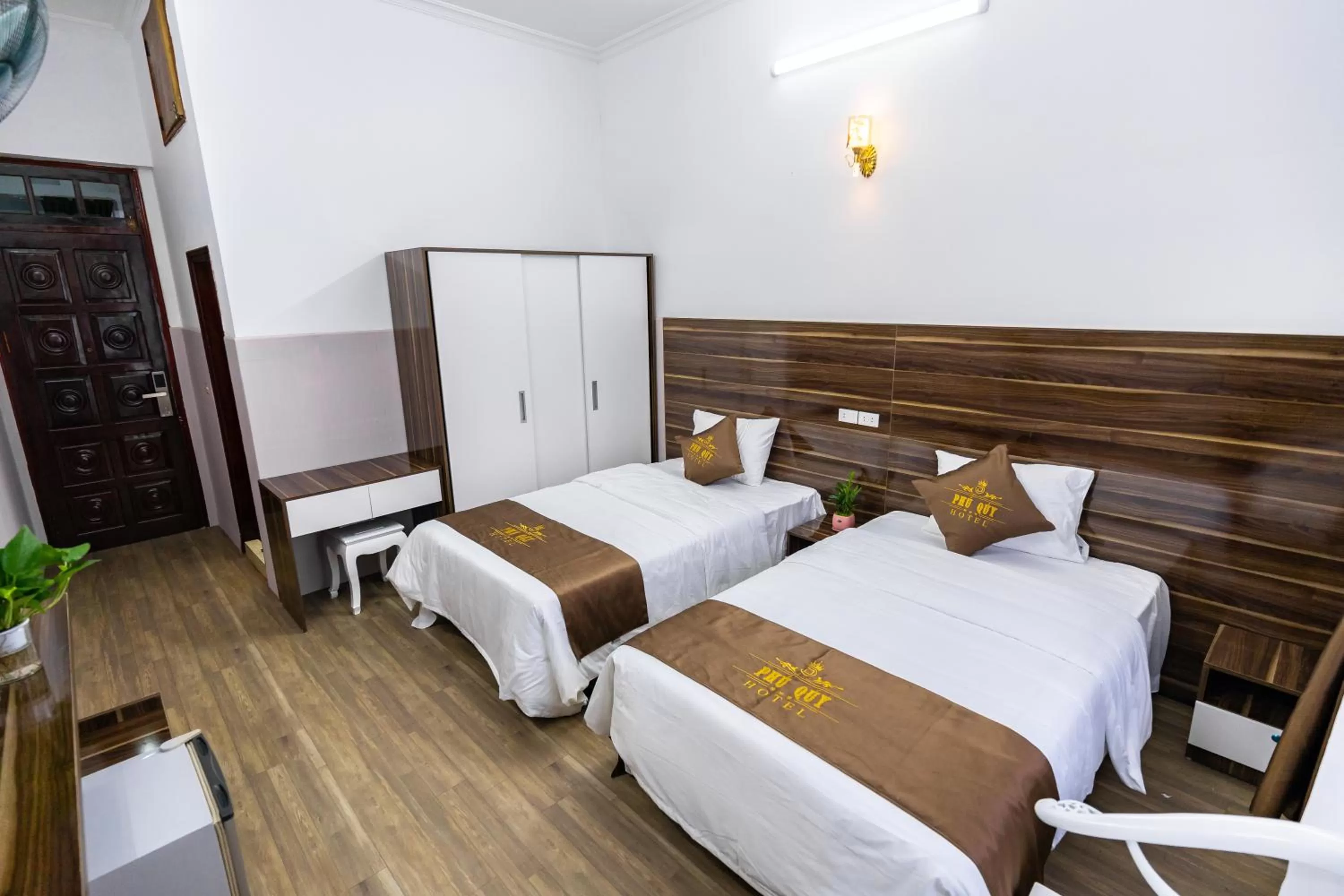 PHÚ QUÝ HOTEL near ĐÔNG KINH MARKET