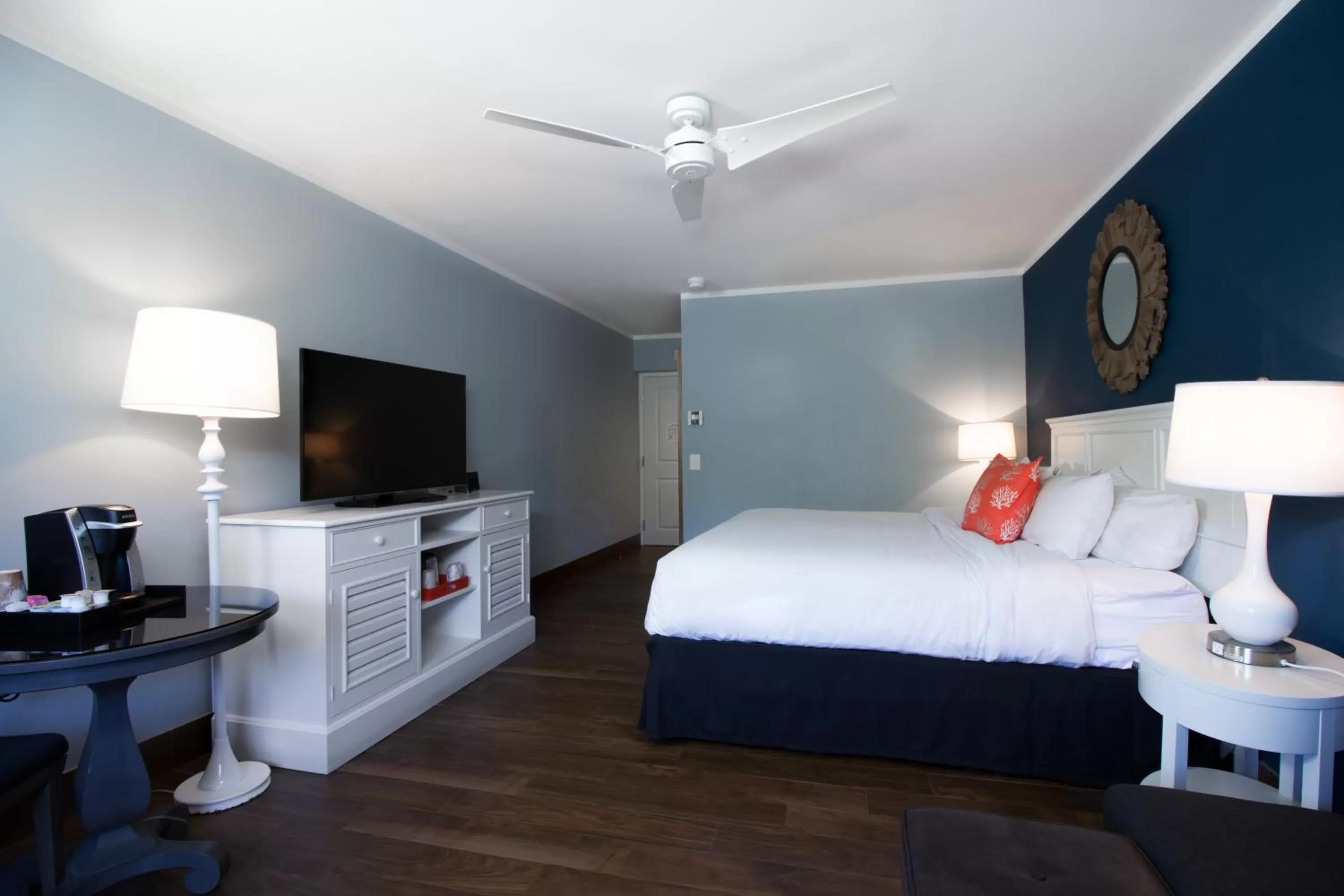 Communal lounge/ TV room, Bed in Banana Bay Resort & Marina