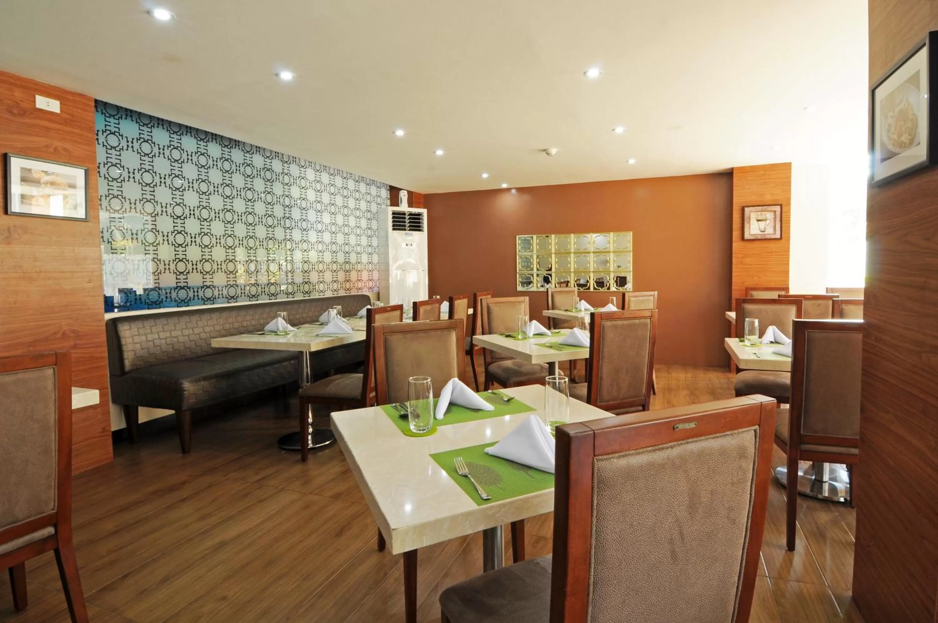 Restaurant/places to eat in 717 Cesar Place Hotel