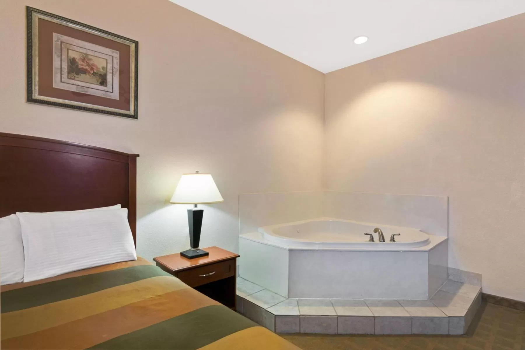 Deluxe King Suite with Spa Bath - Non-Smoking in Super 8 by Wyndham Austin/Airport South