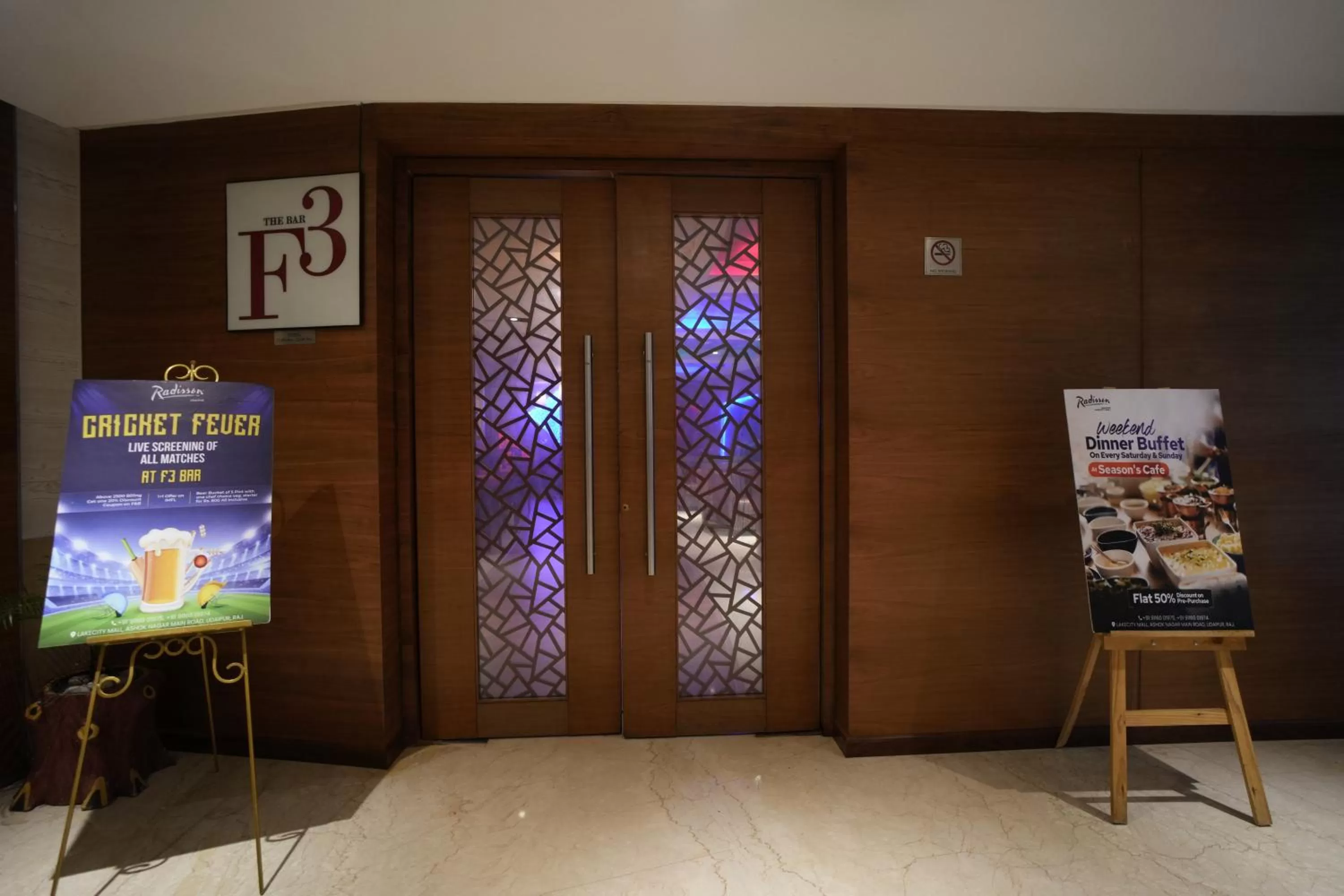 Lounge or bar in Radisson Udaipur