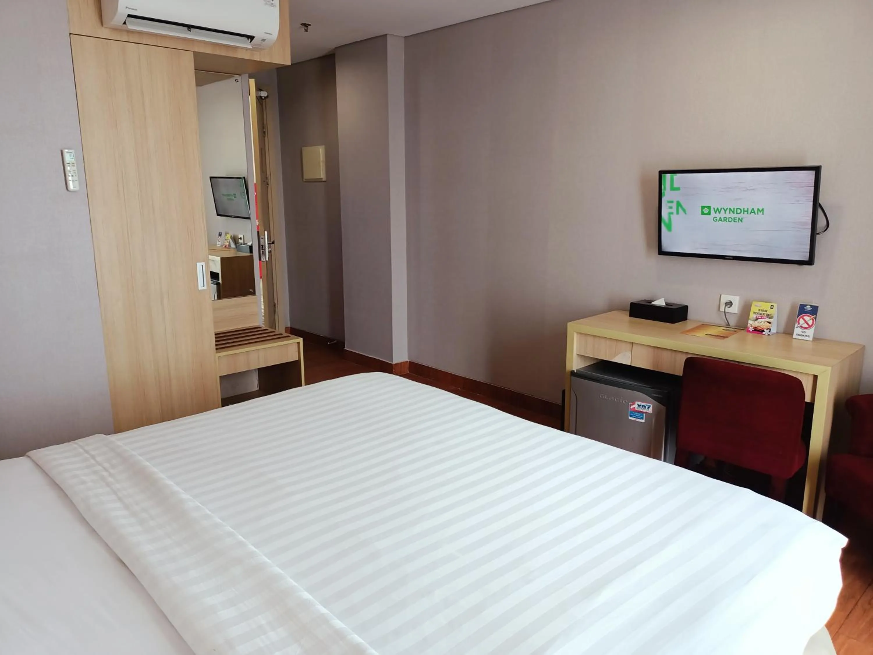 Bed in Days Hotel & Suites by Wyndham Jakarta Airport
