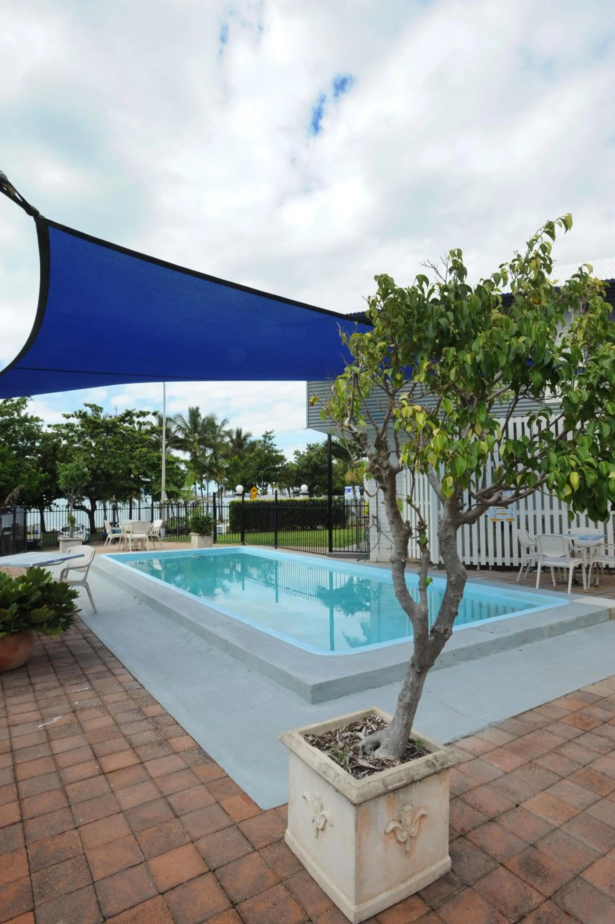 Swimming pool in Shoredrive Motel