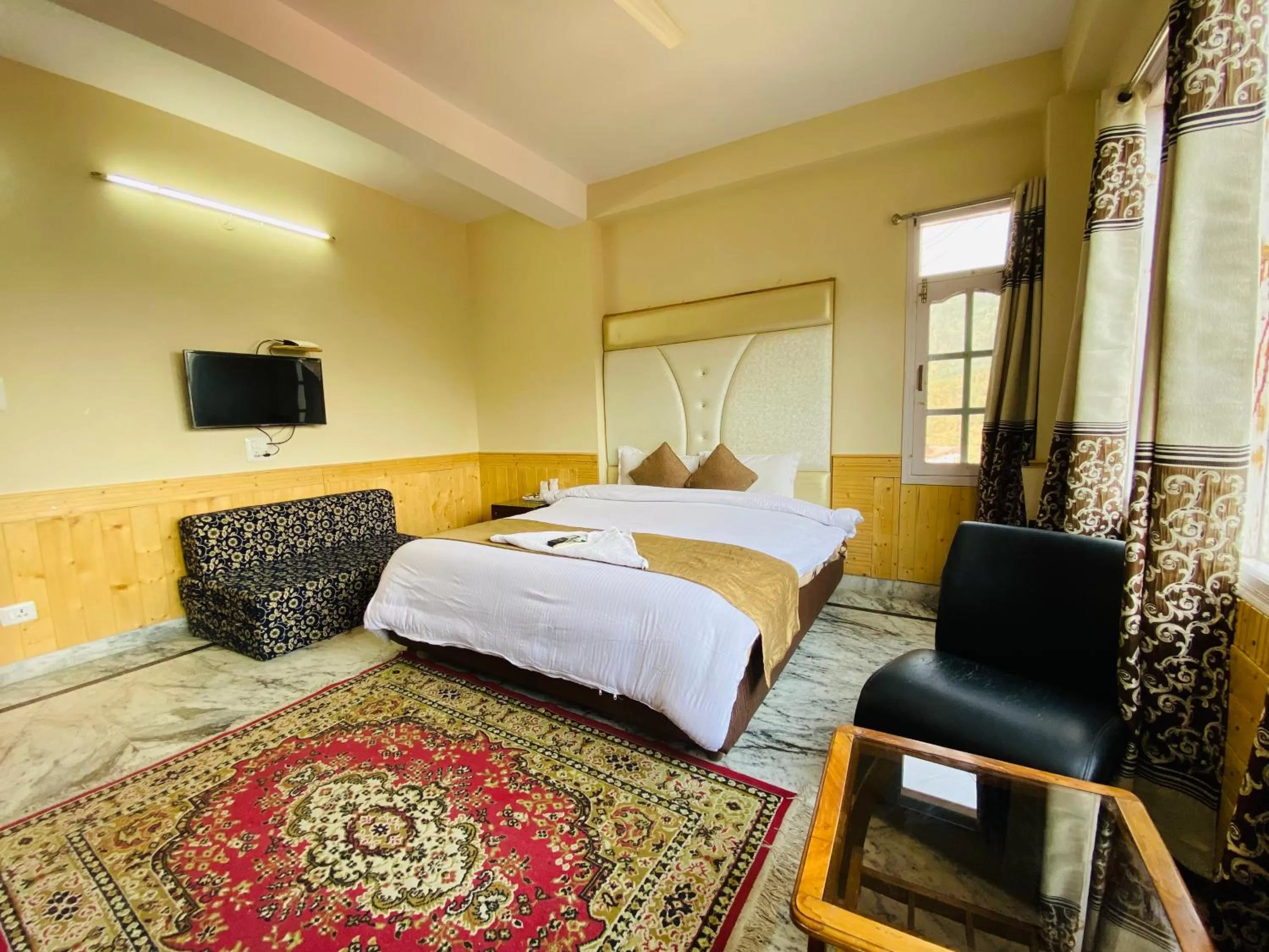 TV and multimedia, Bed in Sai Cottage Shimla