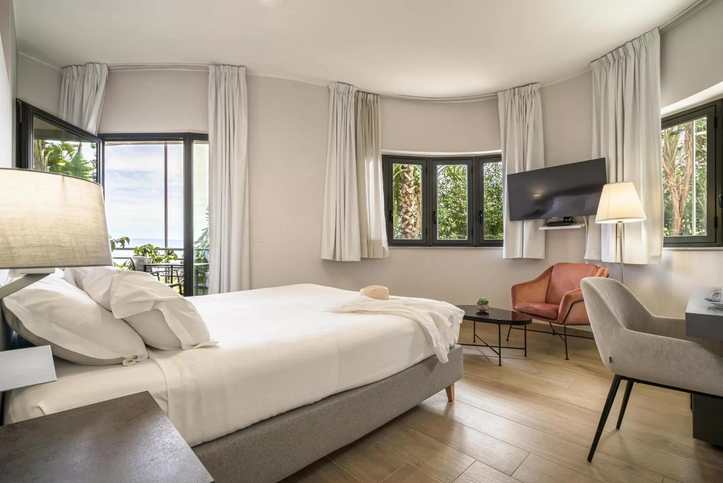 Photo of the whole room, Bed in Taormina Palace Hotel