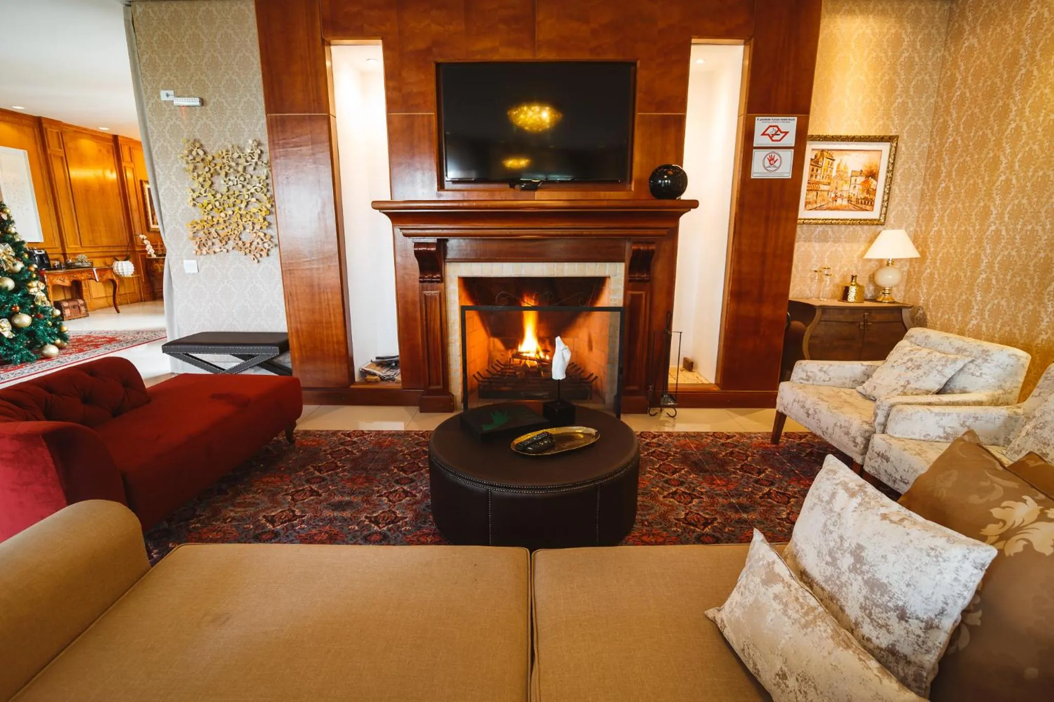 Communal lounge/ TV room in Pousada Luis XV