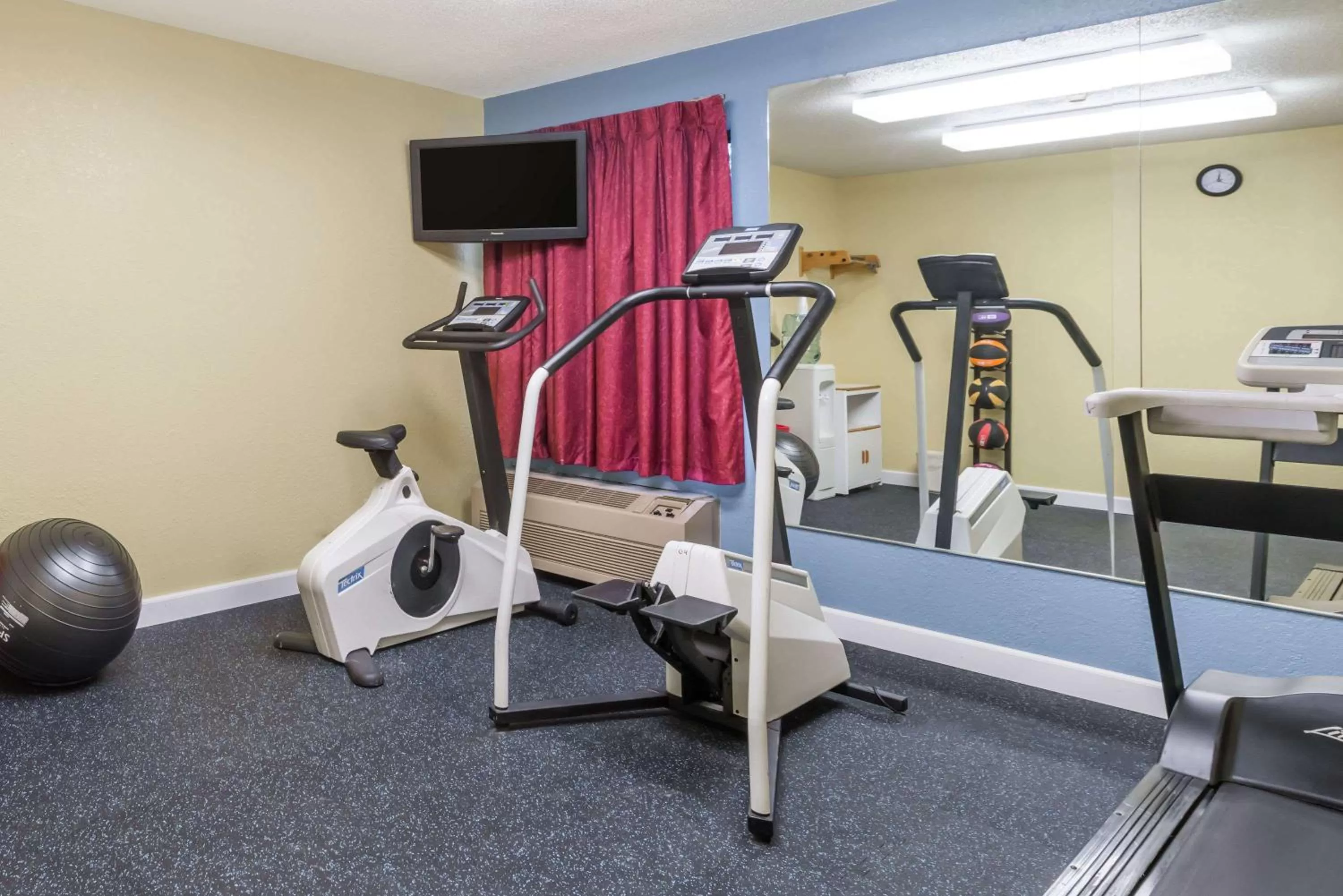 Fitness centre/facilities in Days Inn & Suites by Wyndham Casey