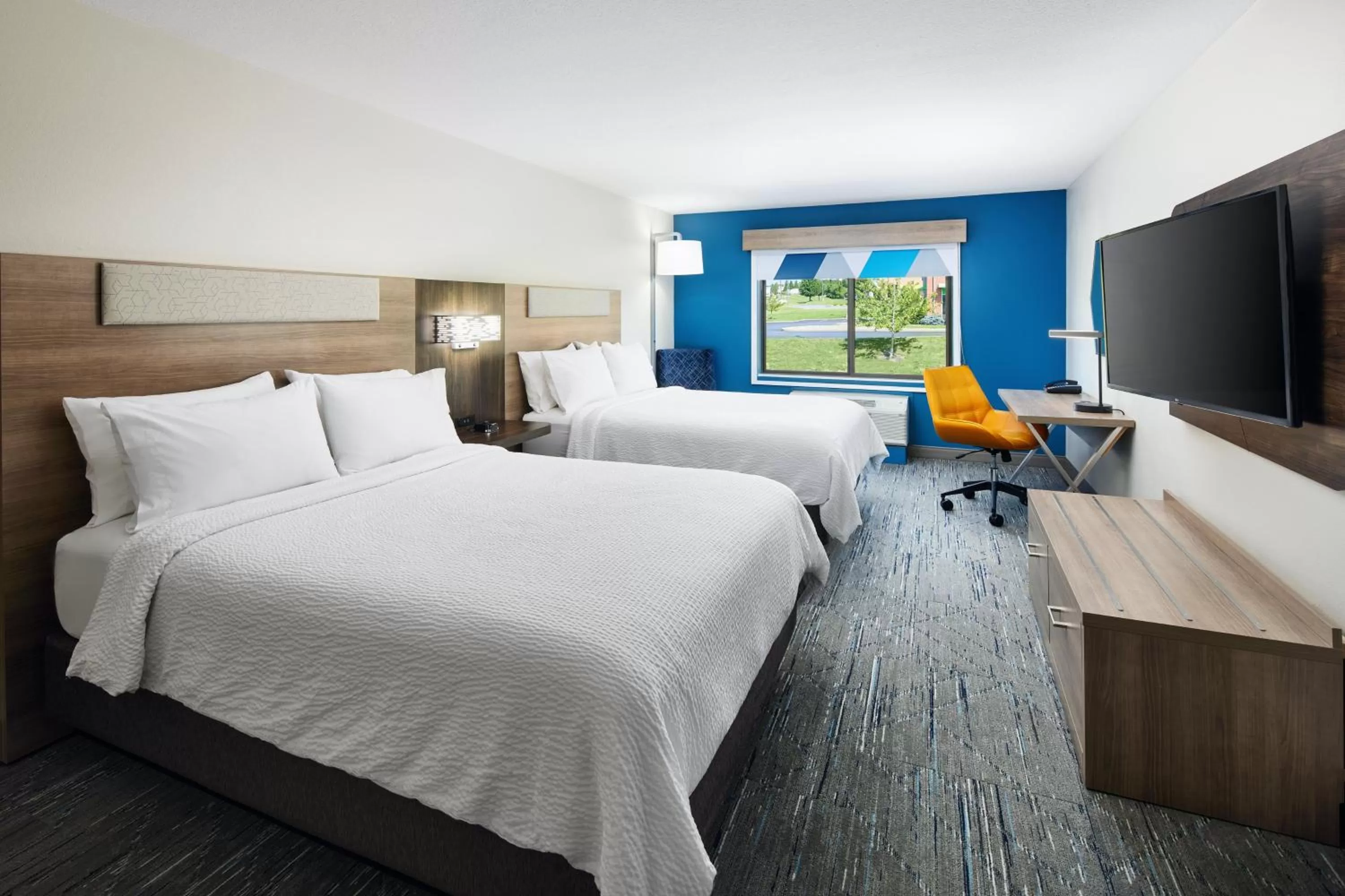 Photo of the whole room, Bed in Holiday Inn Express & Suites Bridgeport by IHG