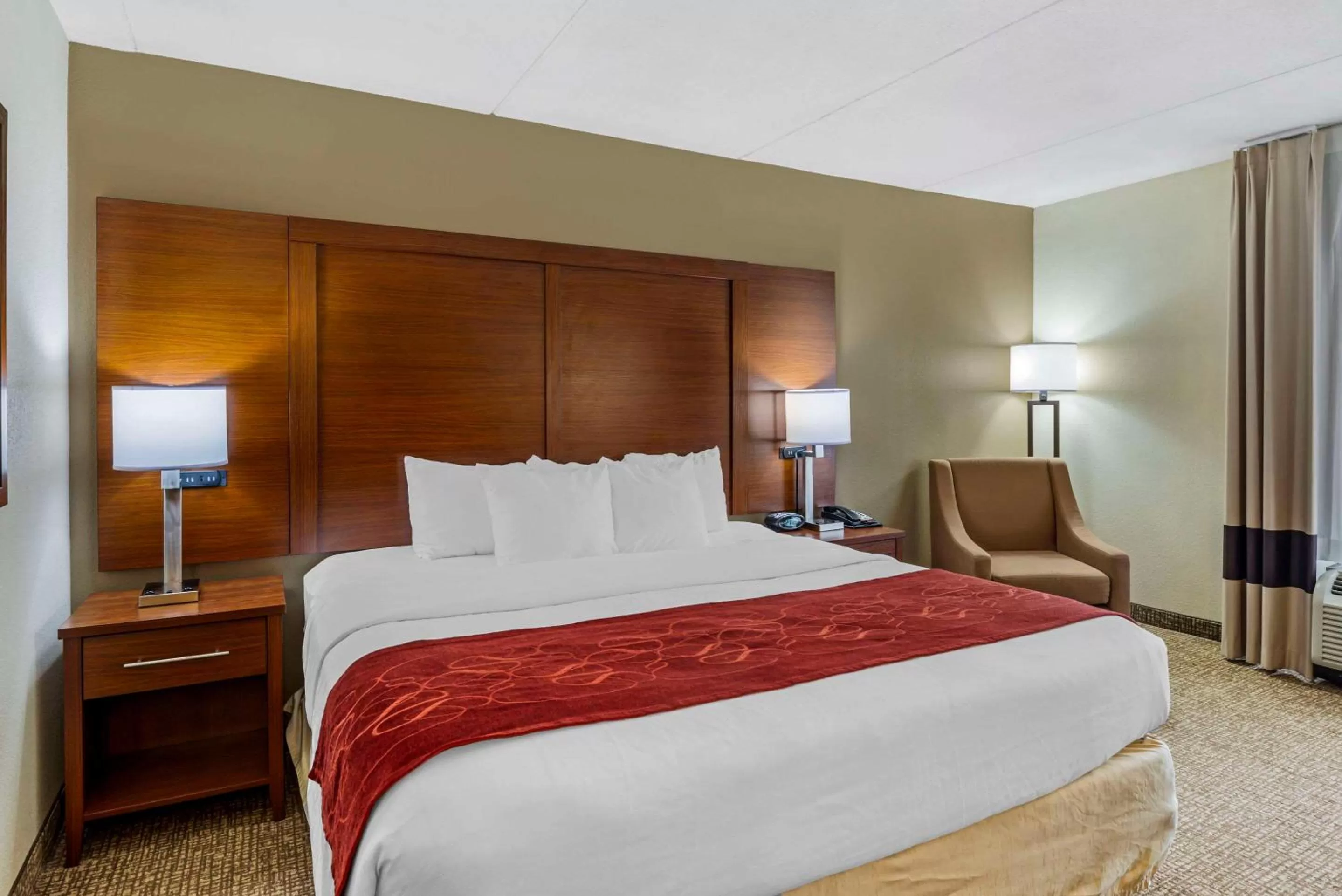 Bedroom, Bed in Comfort Suites At Virginia Center Commons