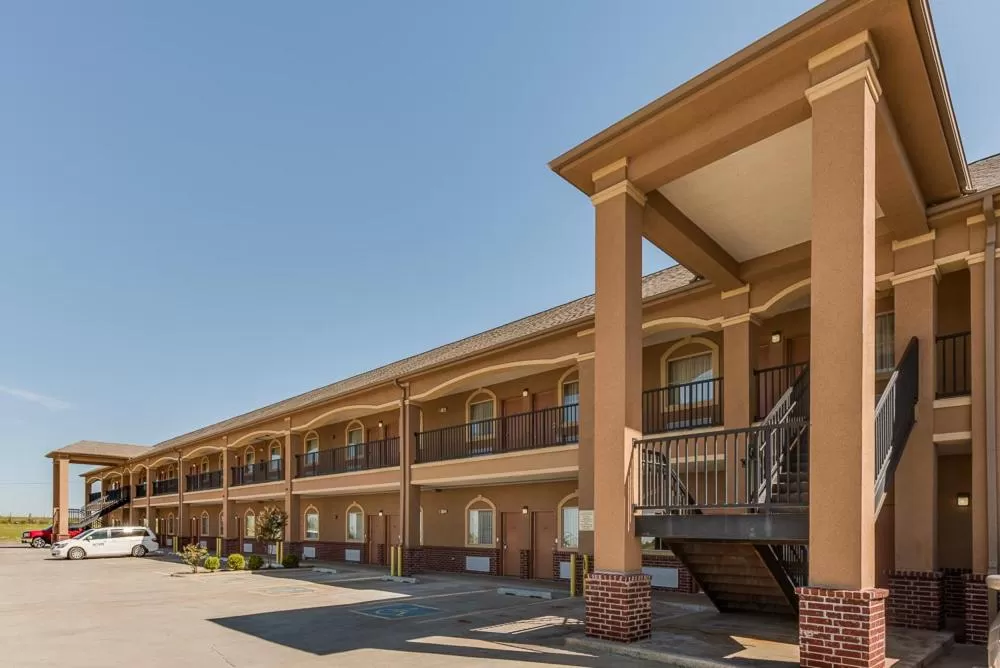 Property building in Executive Inn & Suites Cushing