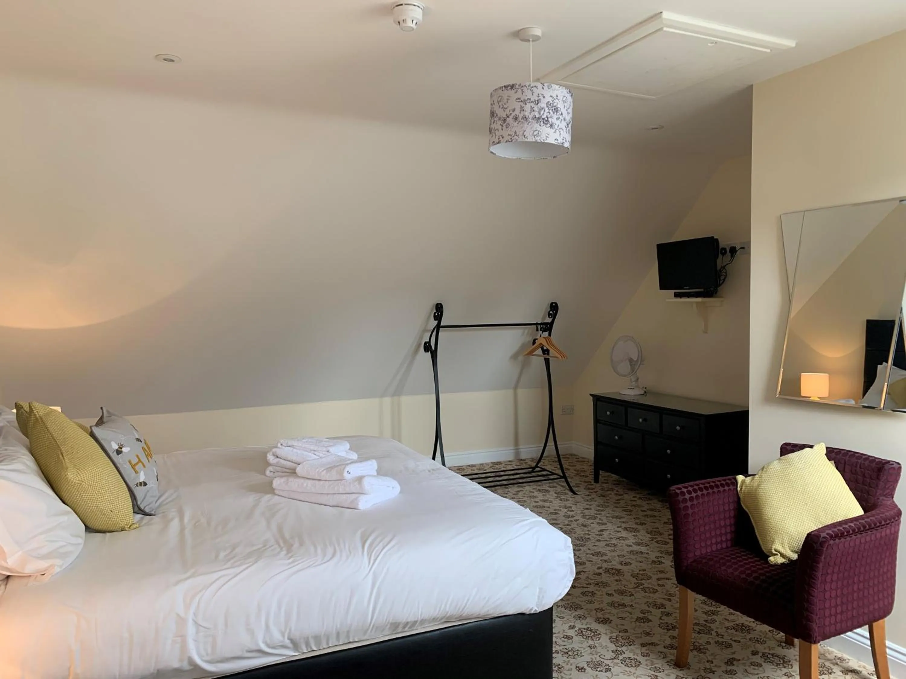 Bed in New Inn - Dorchester